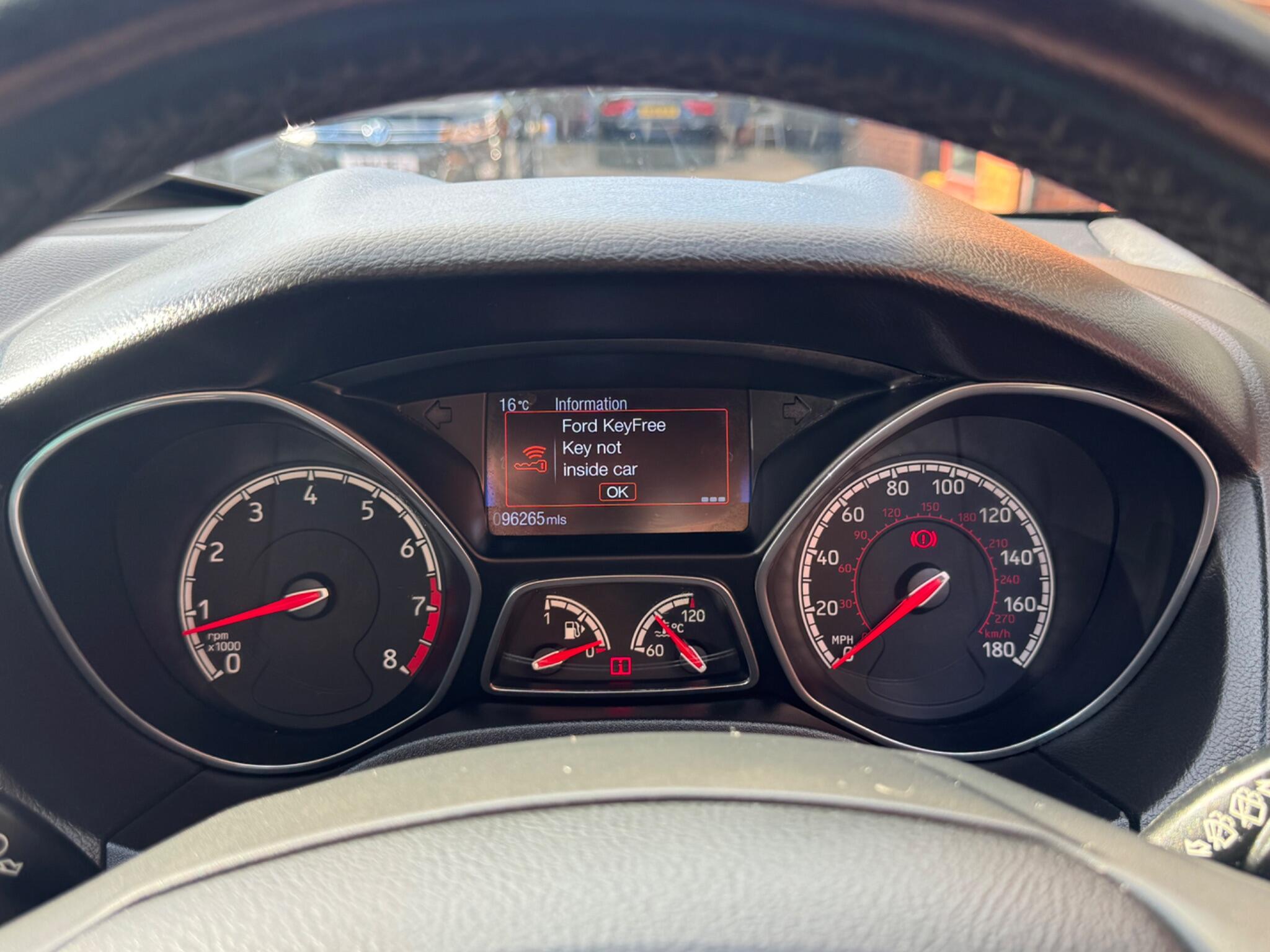 Ford Focus view 22