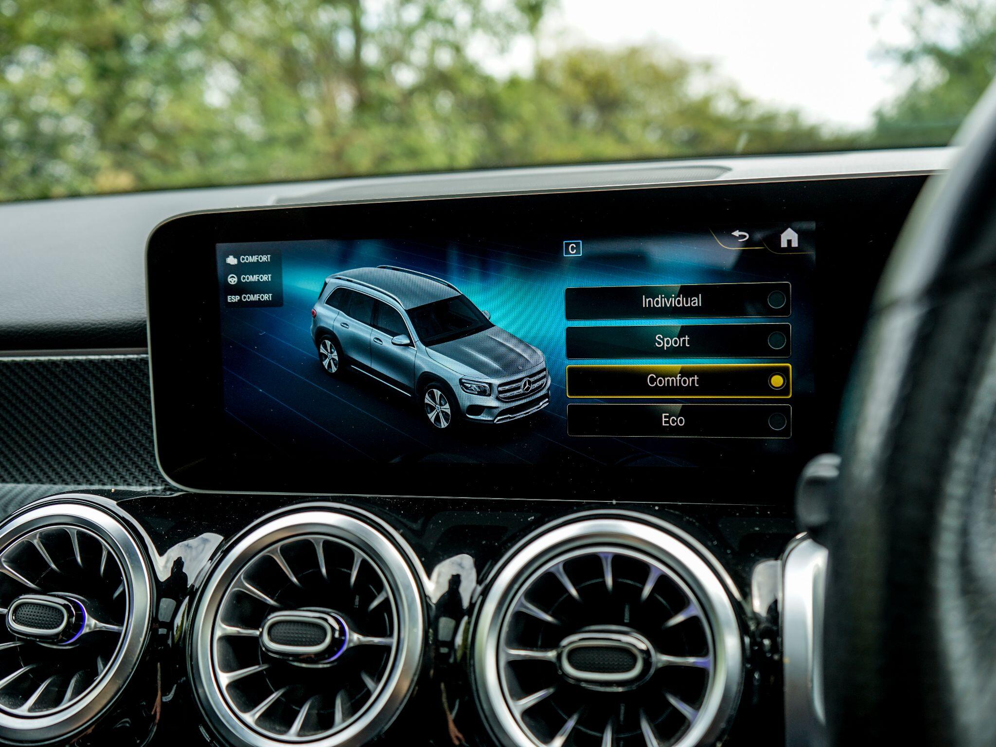 Mercedes-Benz GLB view 30