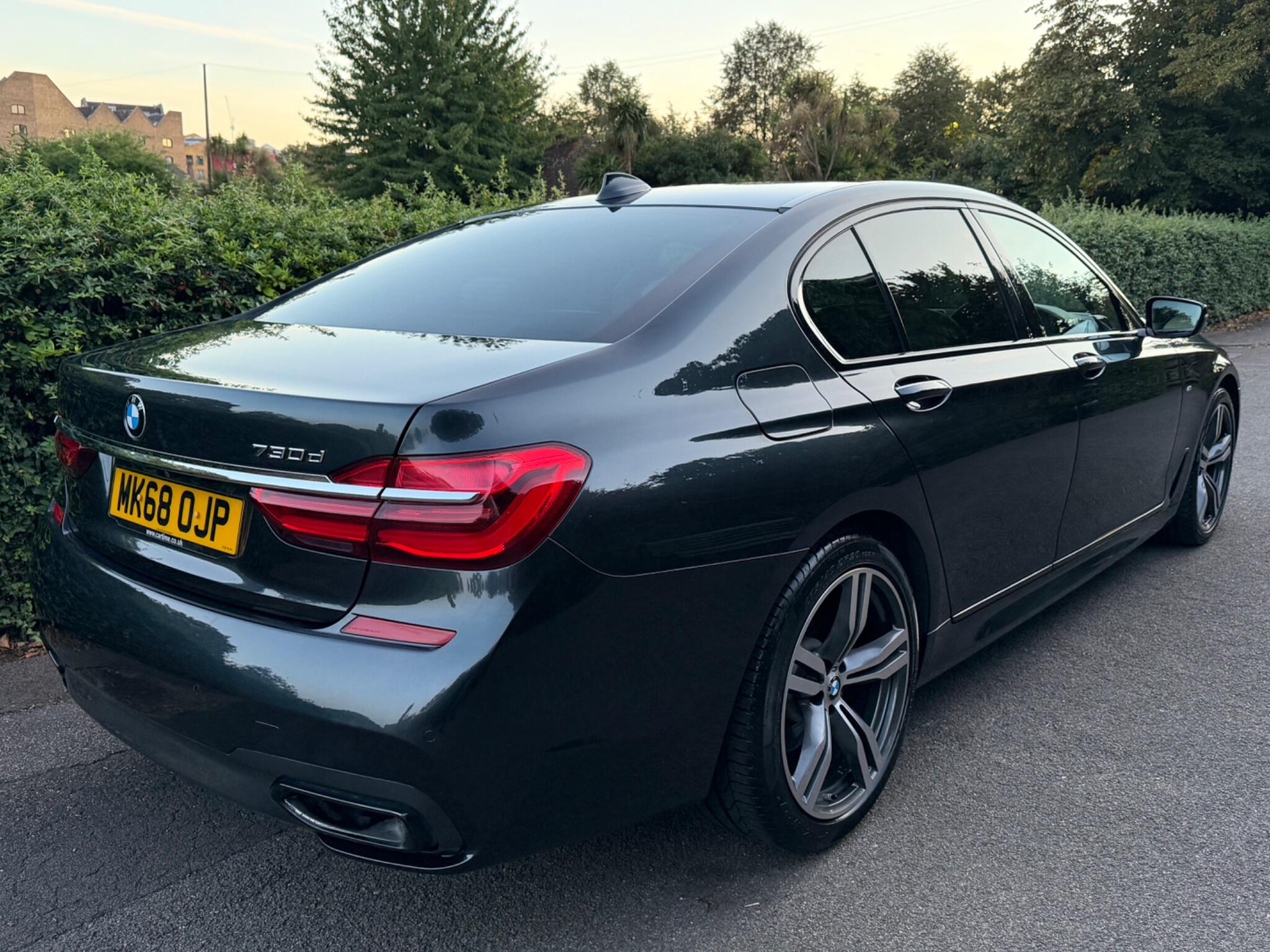 BMW 7 Series view 12