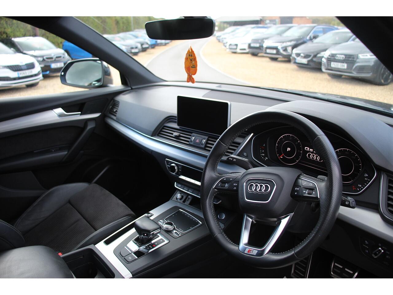 Audi Q5 view 12