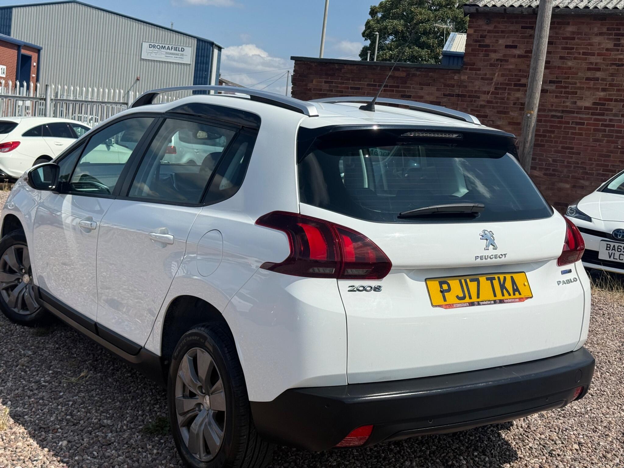 Peugeot 2008 view 3