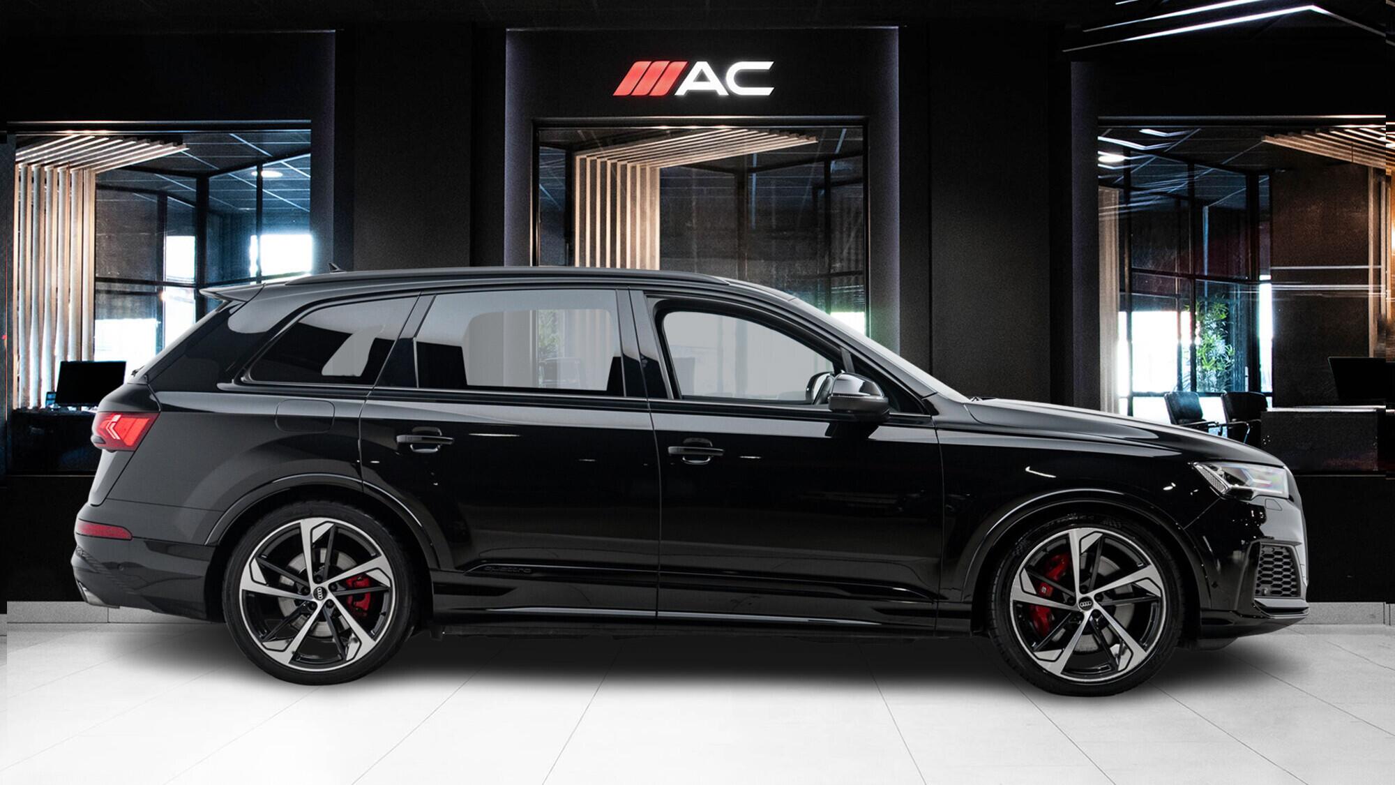 Audi SQ7 view 3