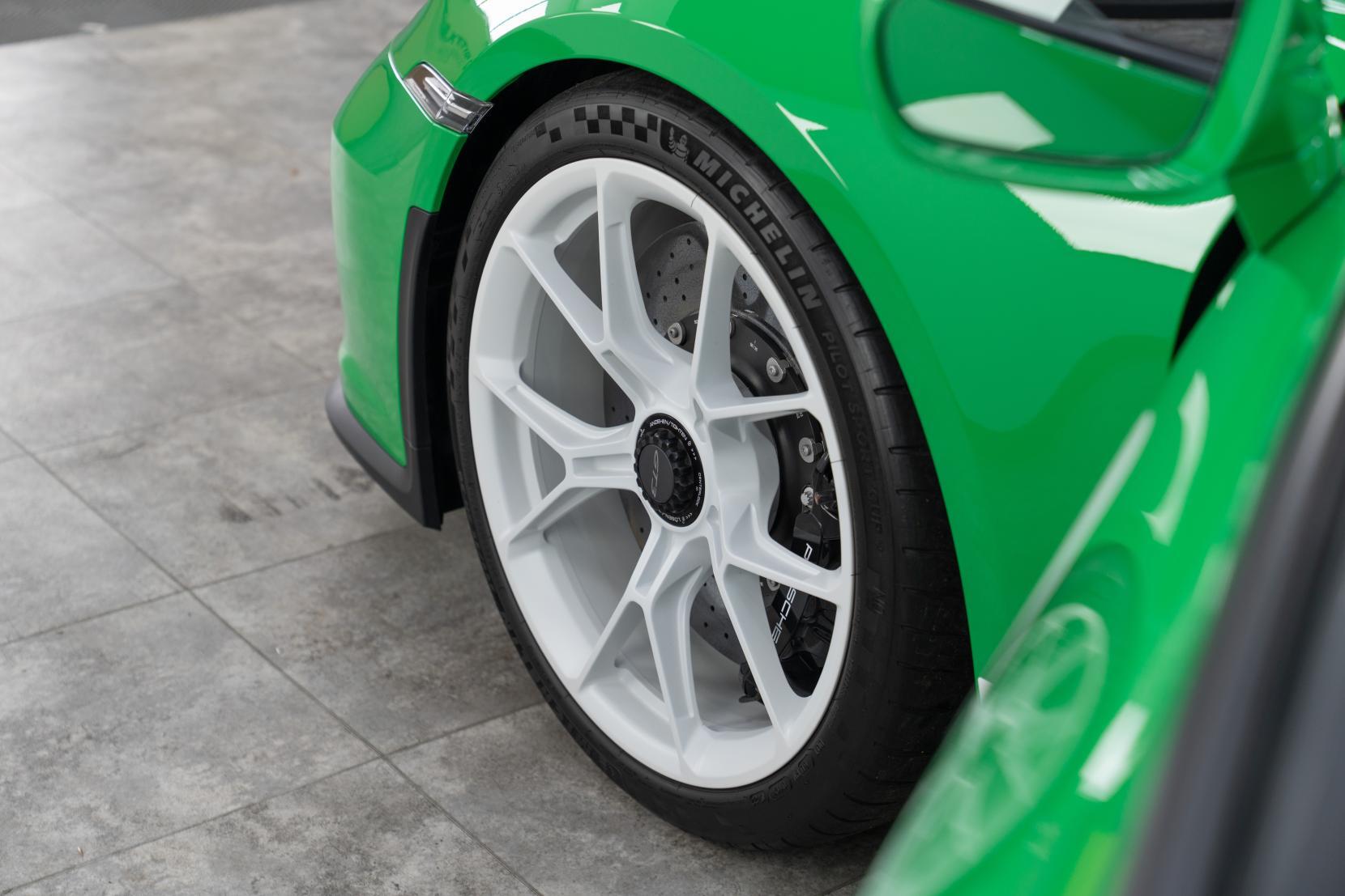 Porsche 911 view 31