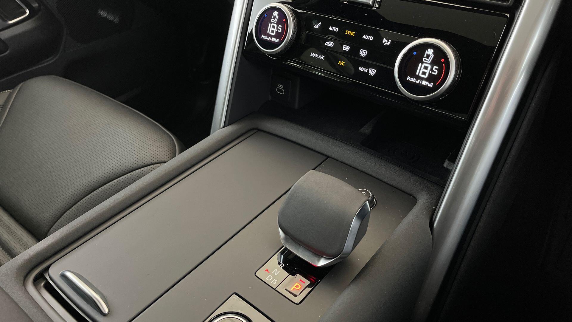 Land Rover Discovery view 13