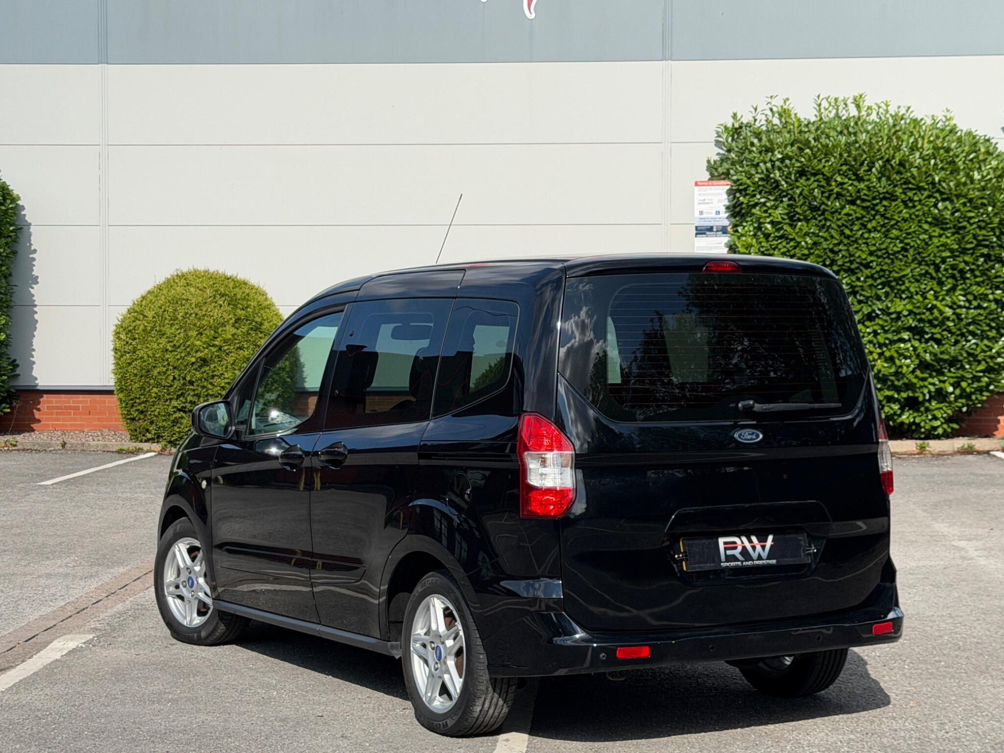 Ford Tourneo Courier view 26