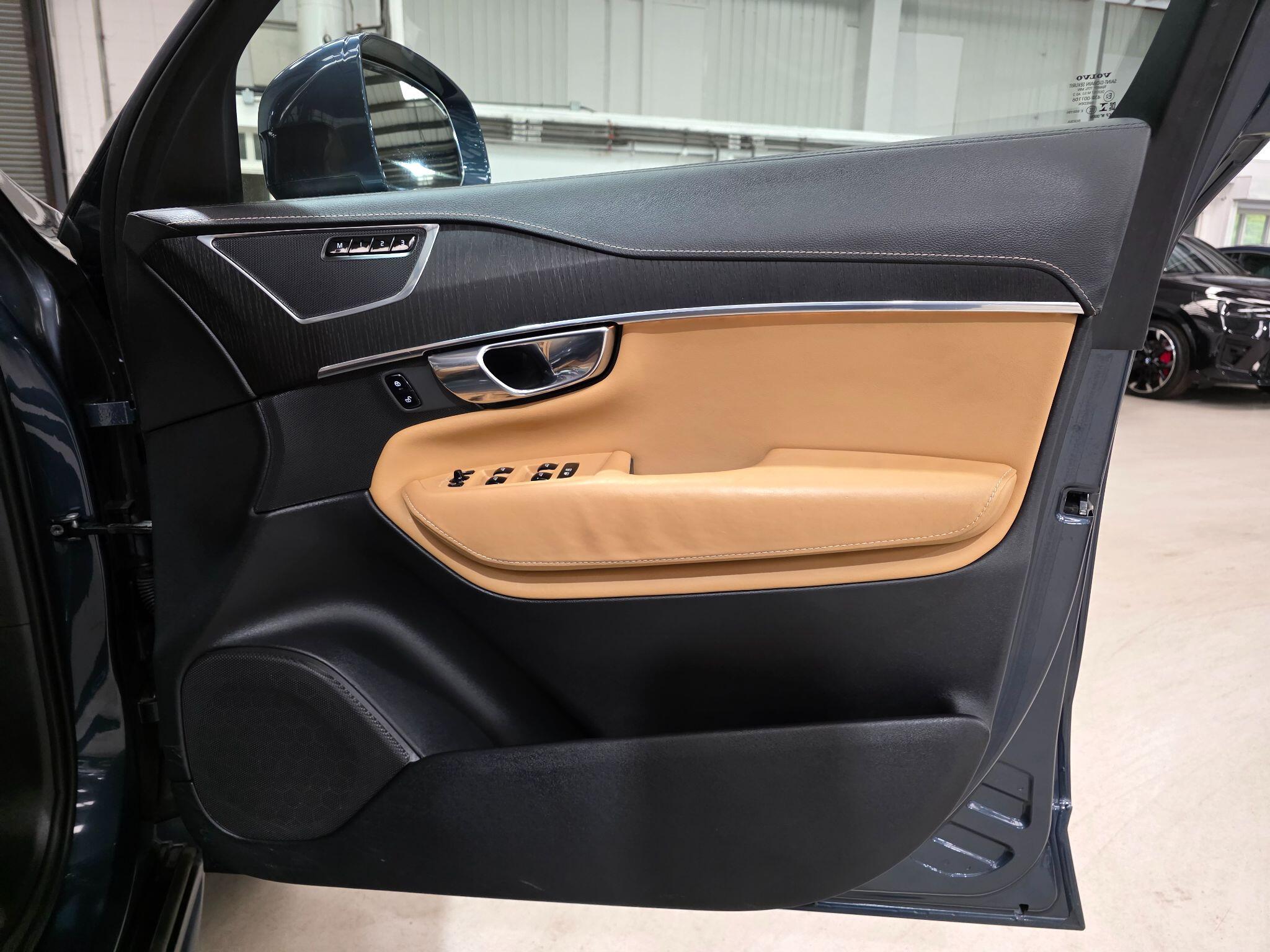 Volvo XC90 view 18
