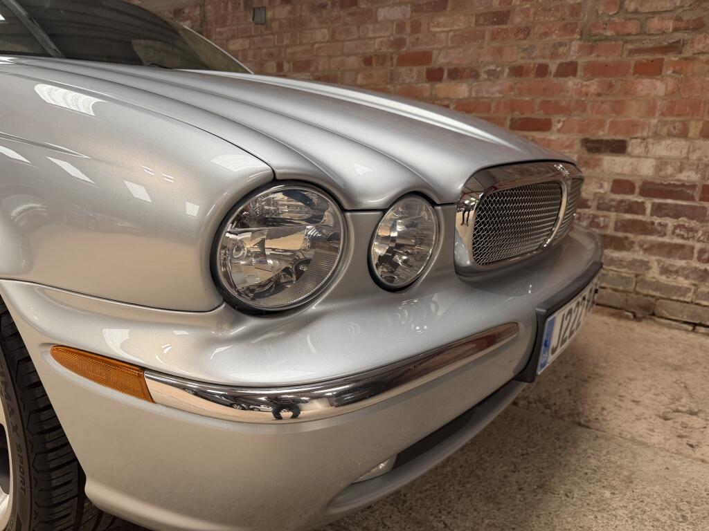Jaguar XJ view 15
