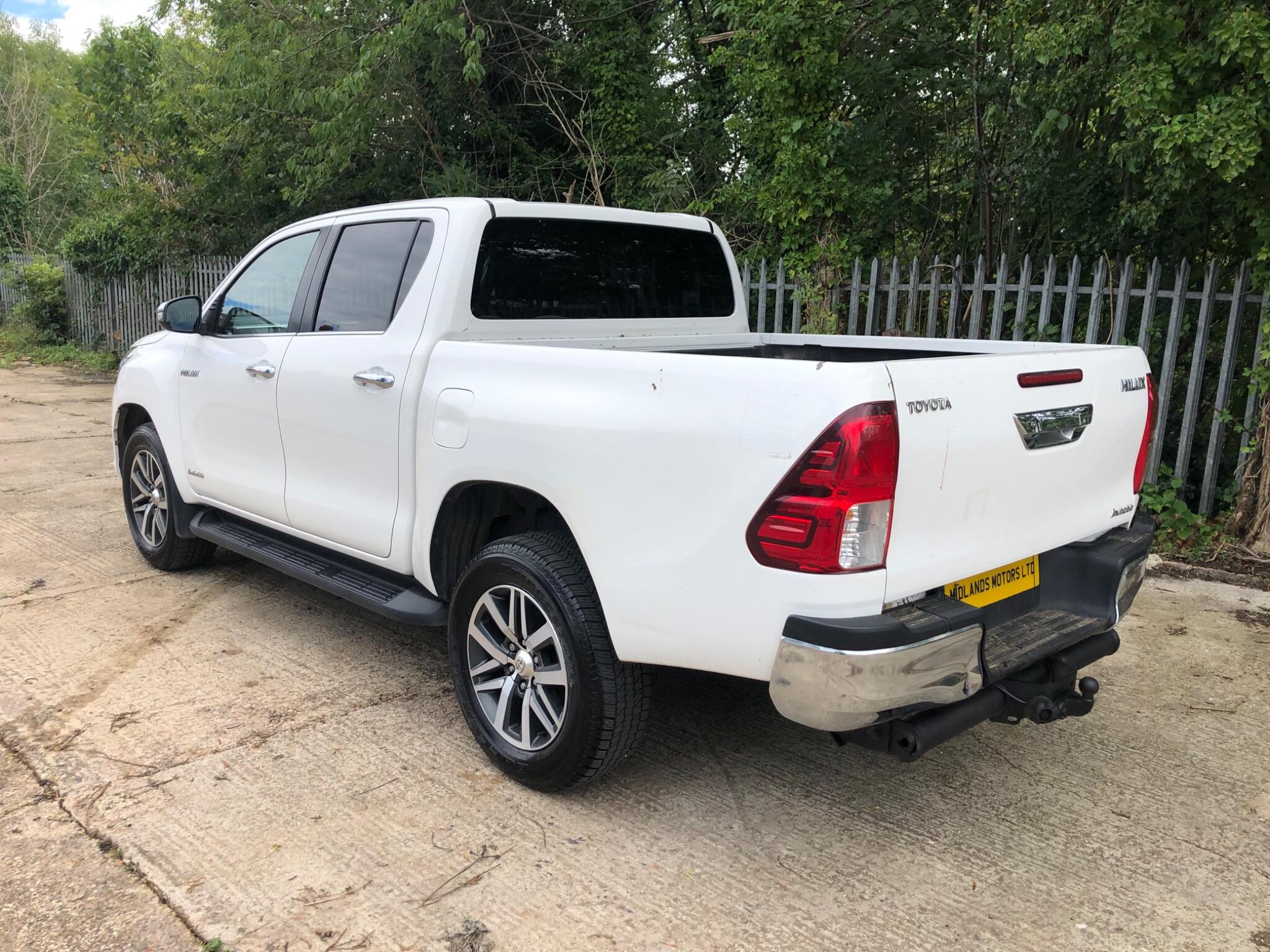 Toyota Hilux view 6