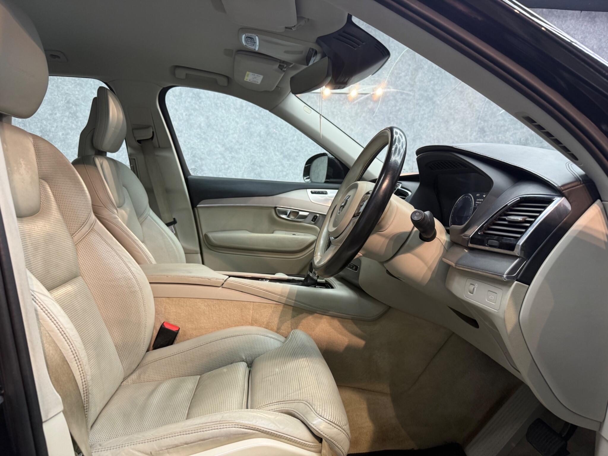 Volvo XC90 view 10