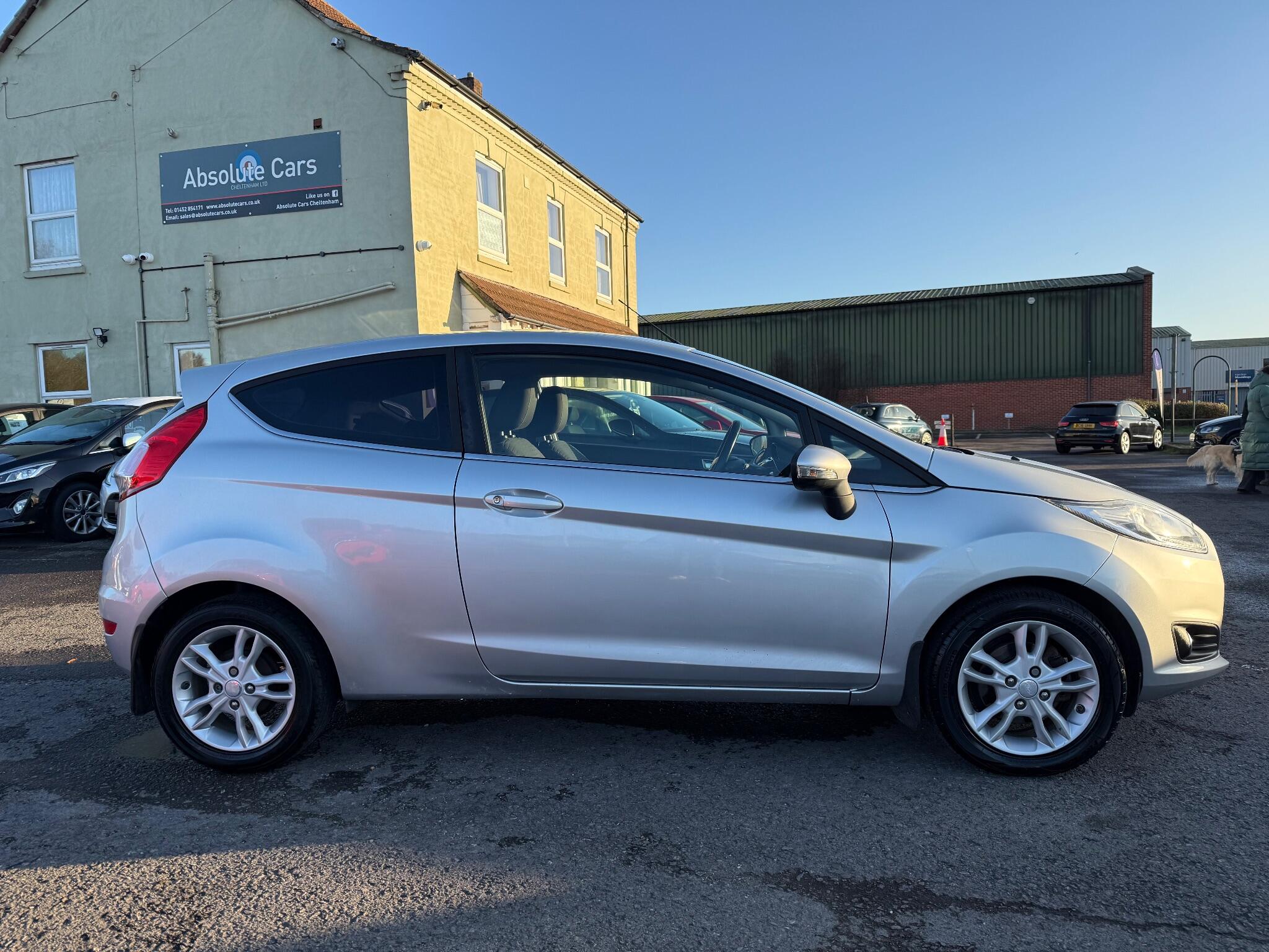 2015 Ford Fiesta 1.25 Zetec Euro 6 3dr • 82,544 miles image 10