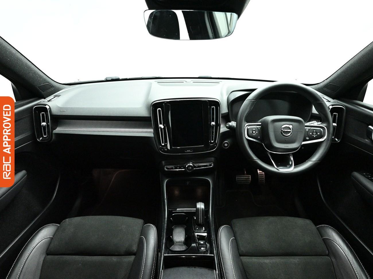 Volvo XC40 view 2