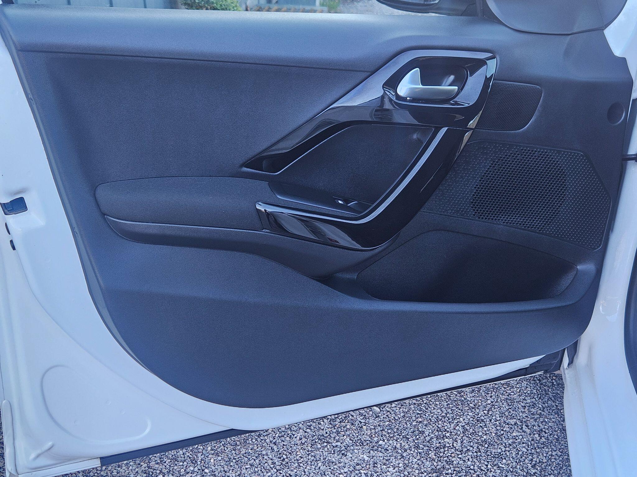 2017 Peugeot 208 image 38