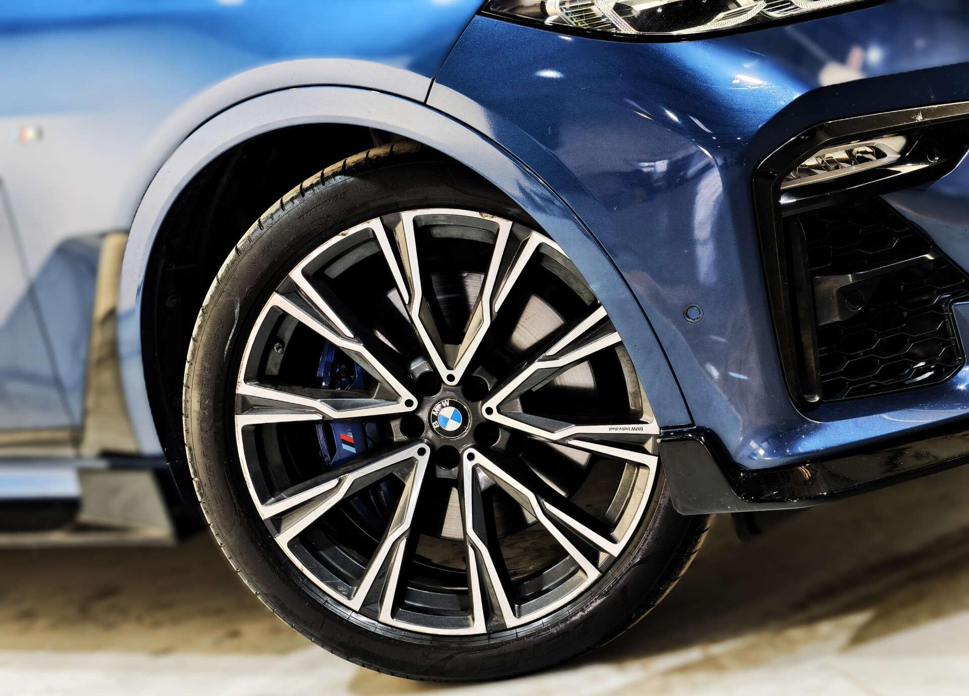 BMW X7 view 3