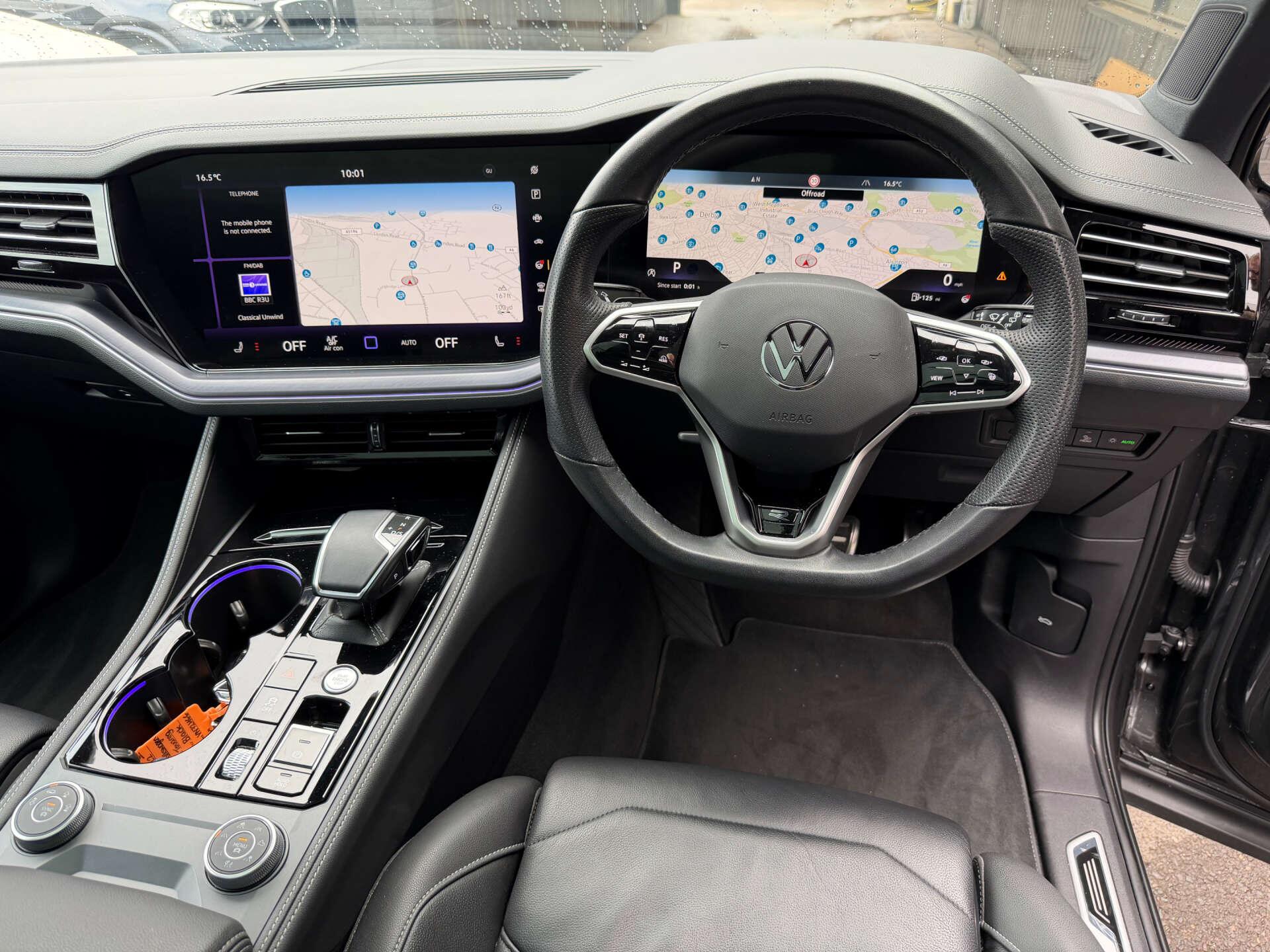 Volkswagen Touareg view 3