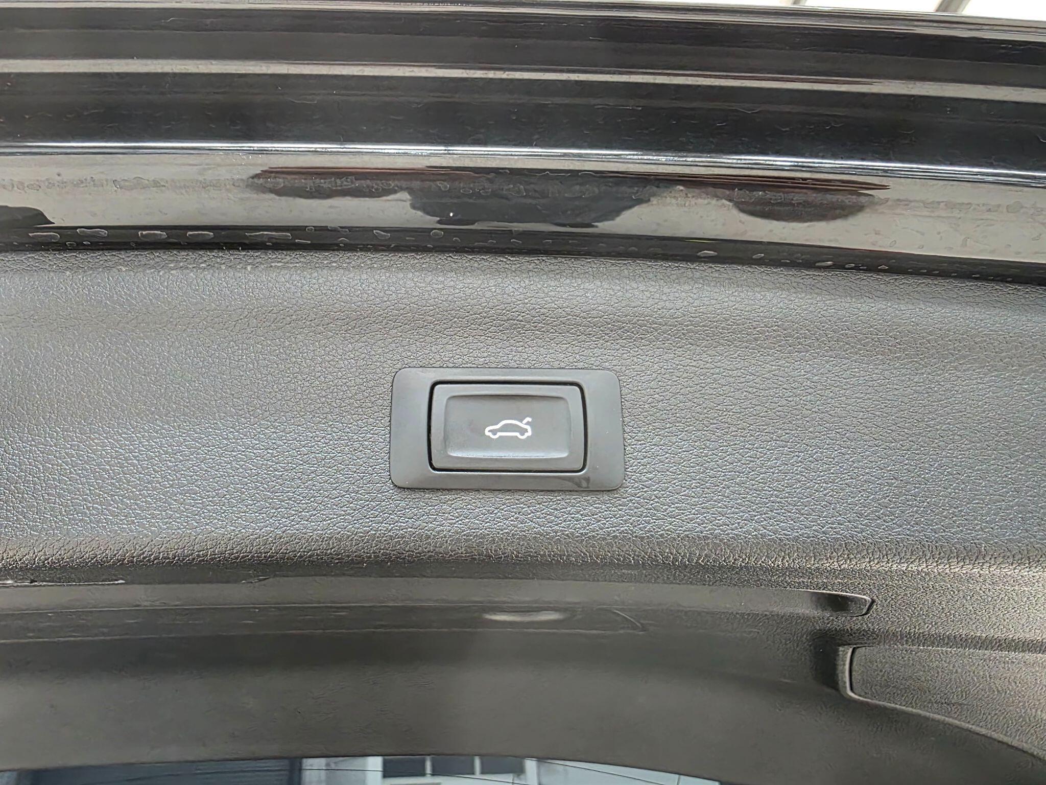 Audi Q3 view 14