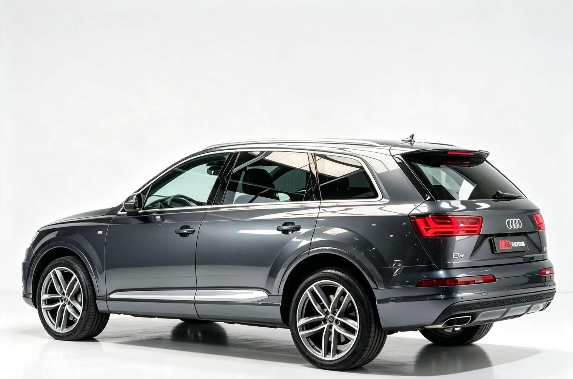 Audi Q7 view 8