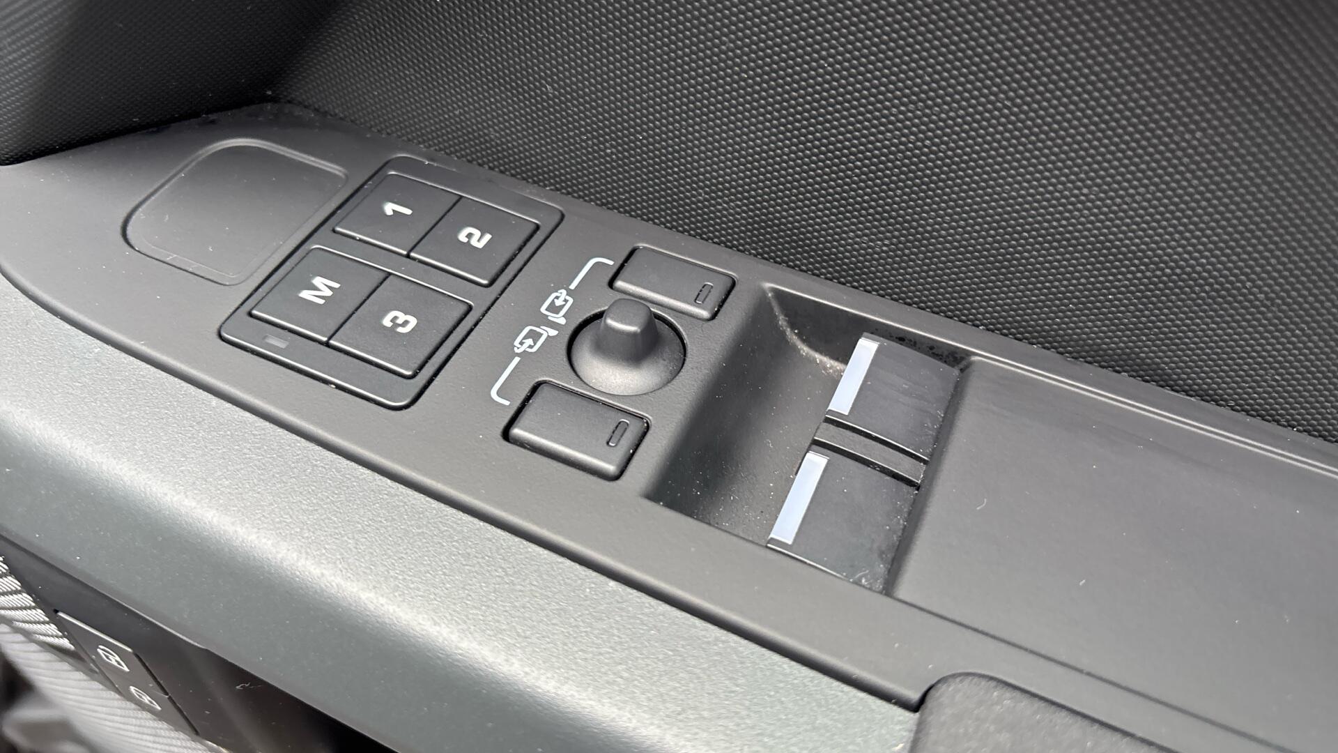 Land Rover Defender view 31