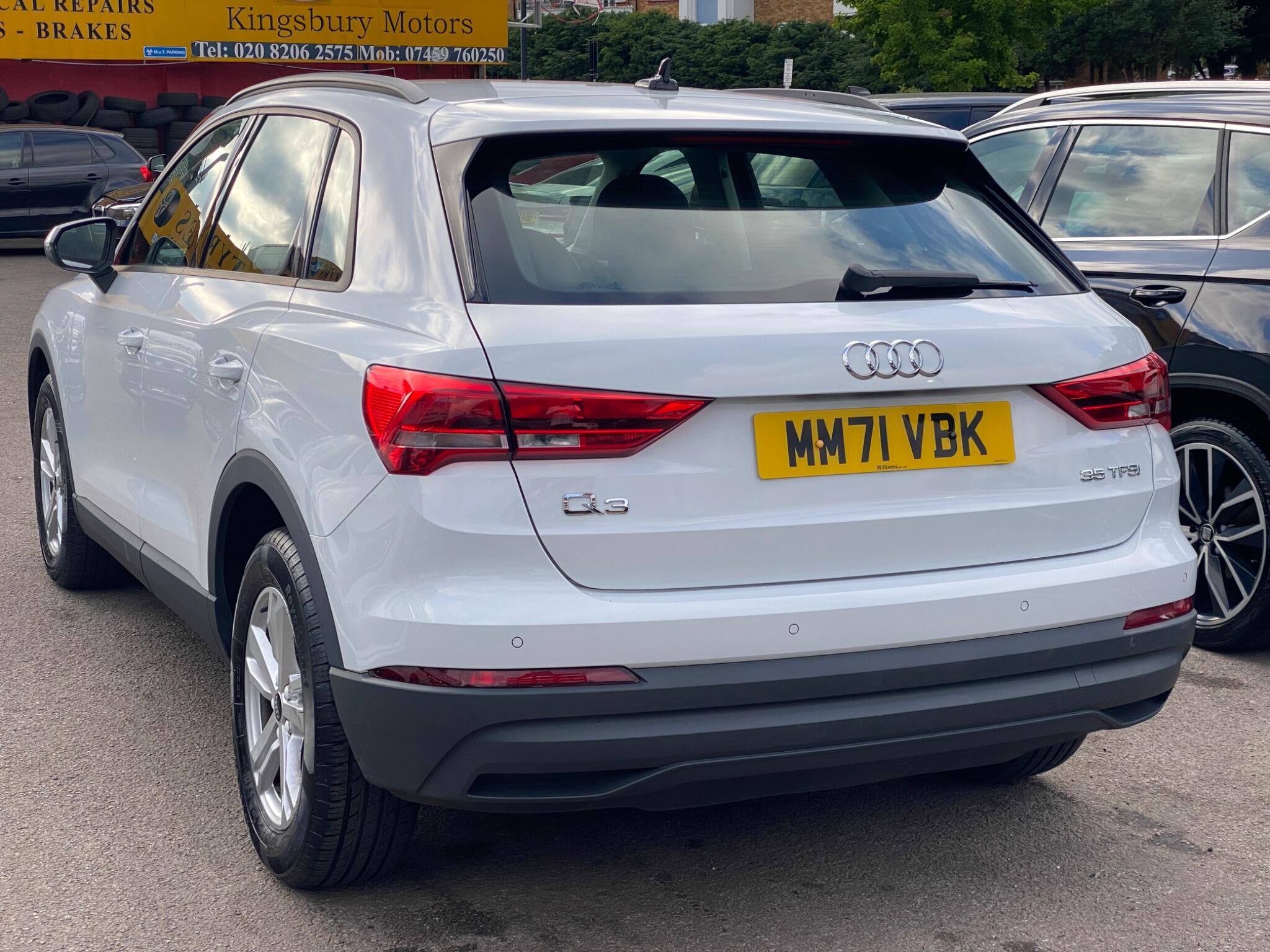 Audi Q3 view 12