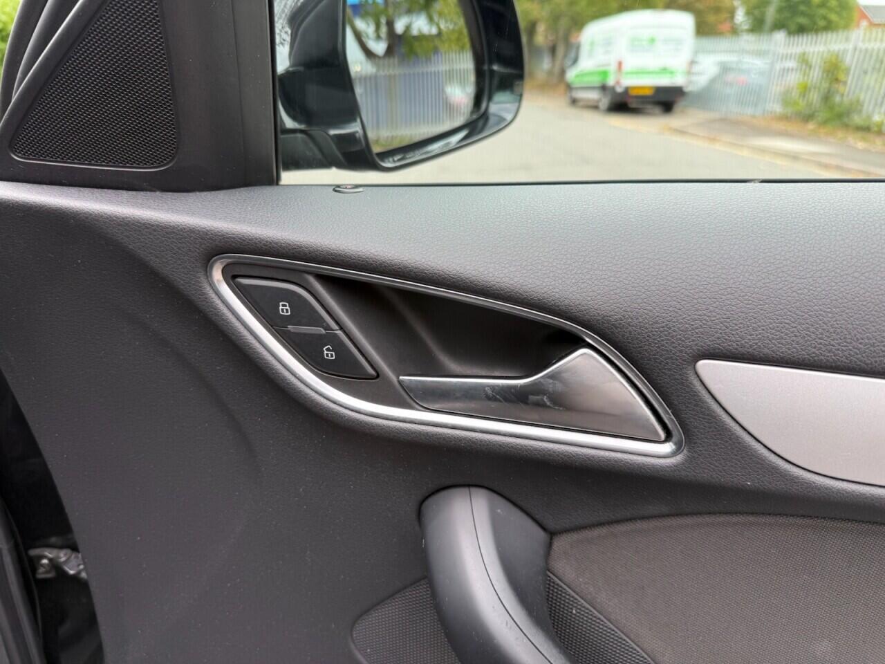 Audi Q3 view 14