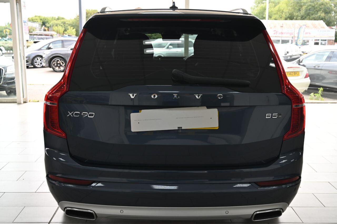 Volvo XC90 view 9