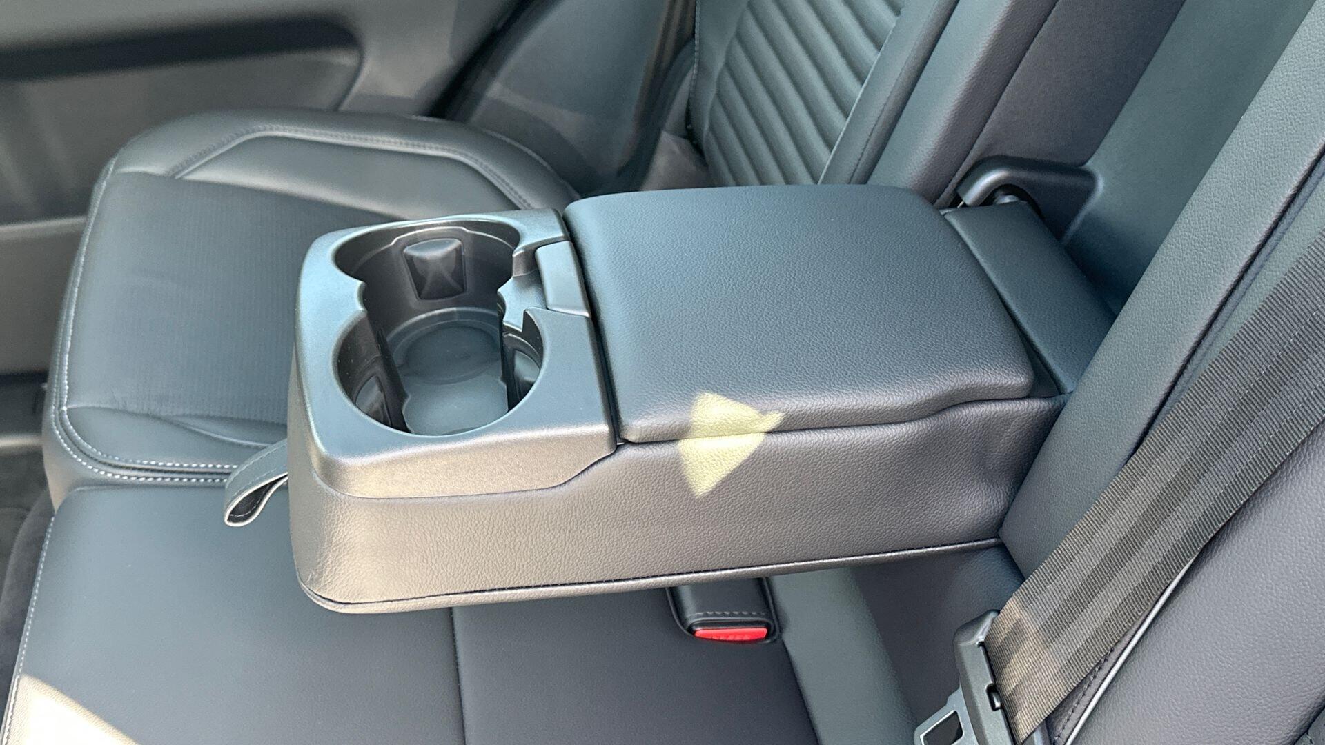 Land Rover Discovery Sport view 30