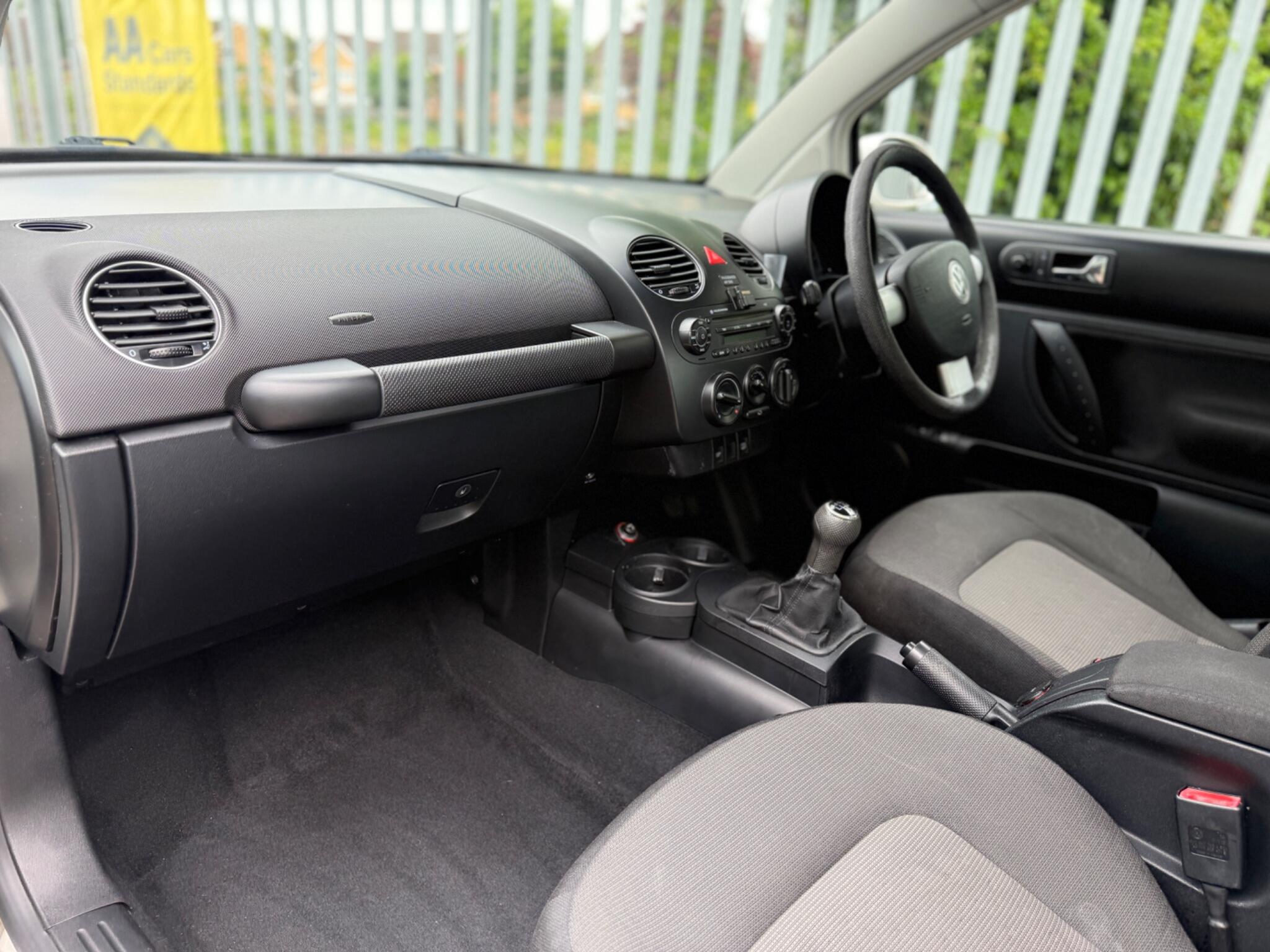 2009 Volkswagen Beetle image 22