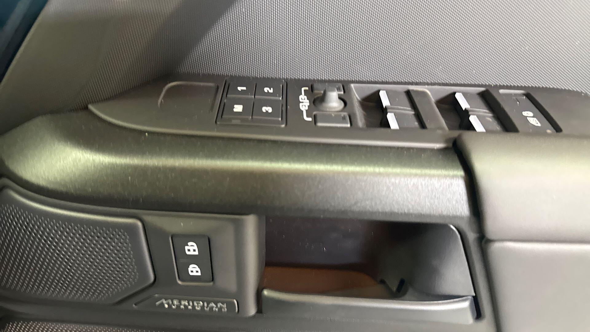 Land Rover Defender view 25