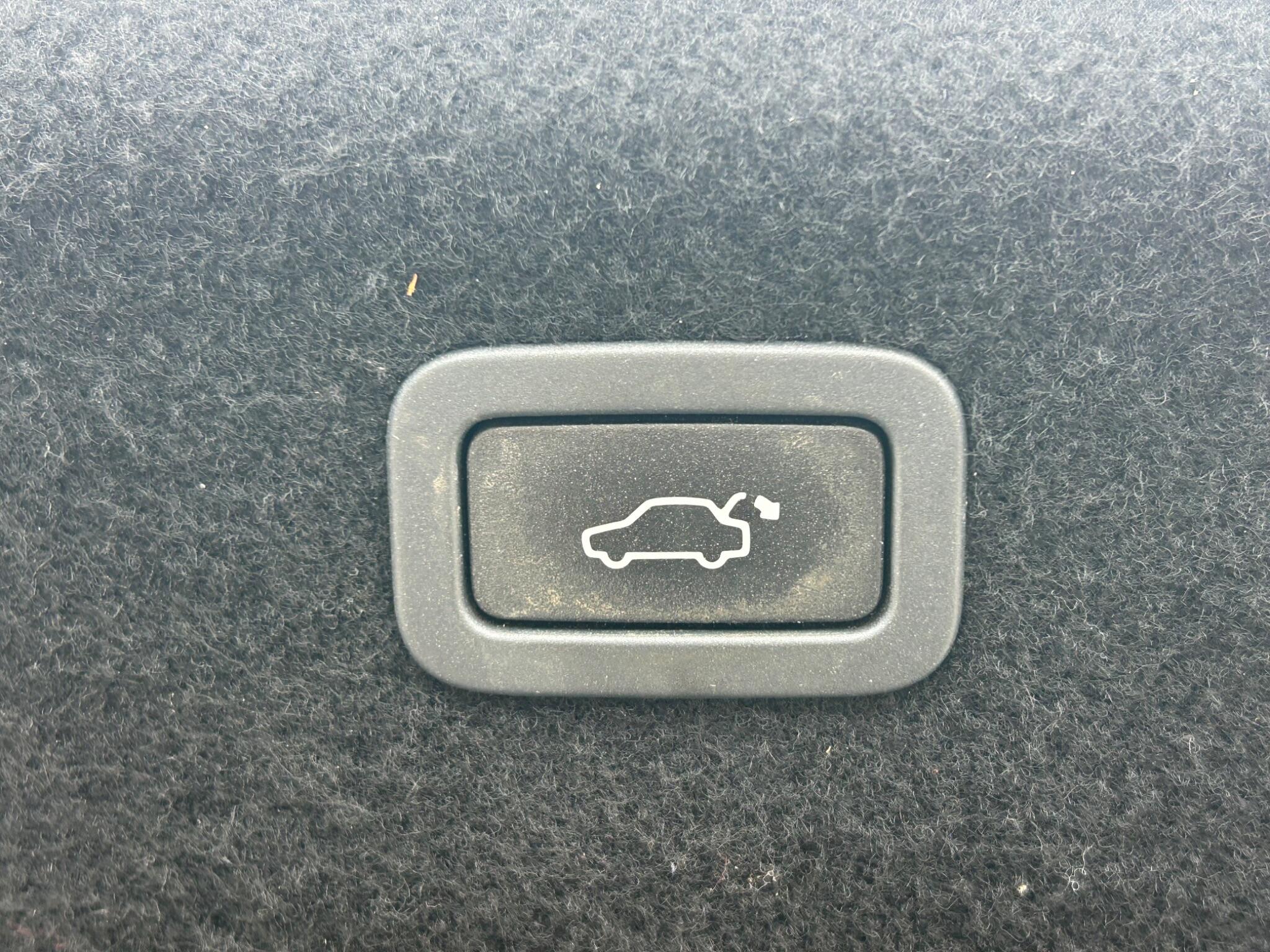 Jaguar XF view 25