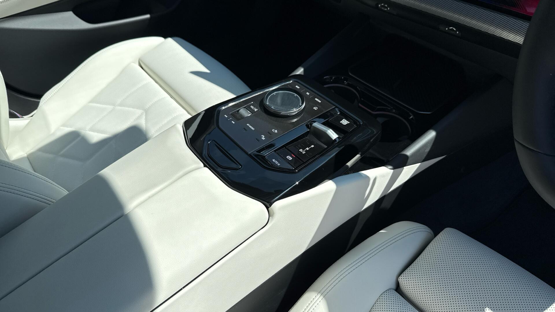 BMW 5 Series view 10