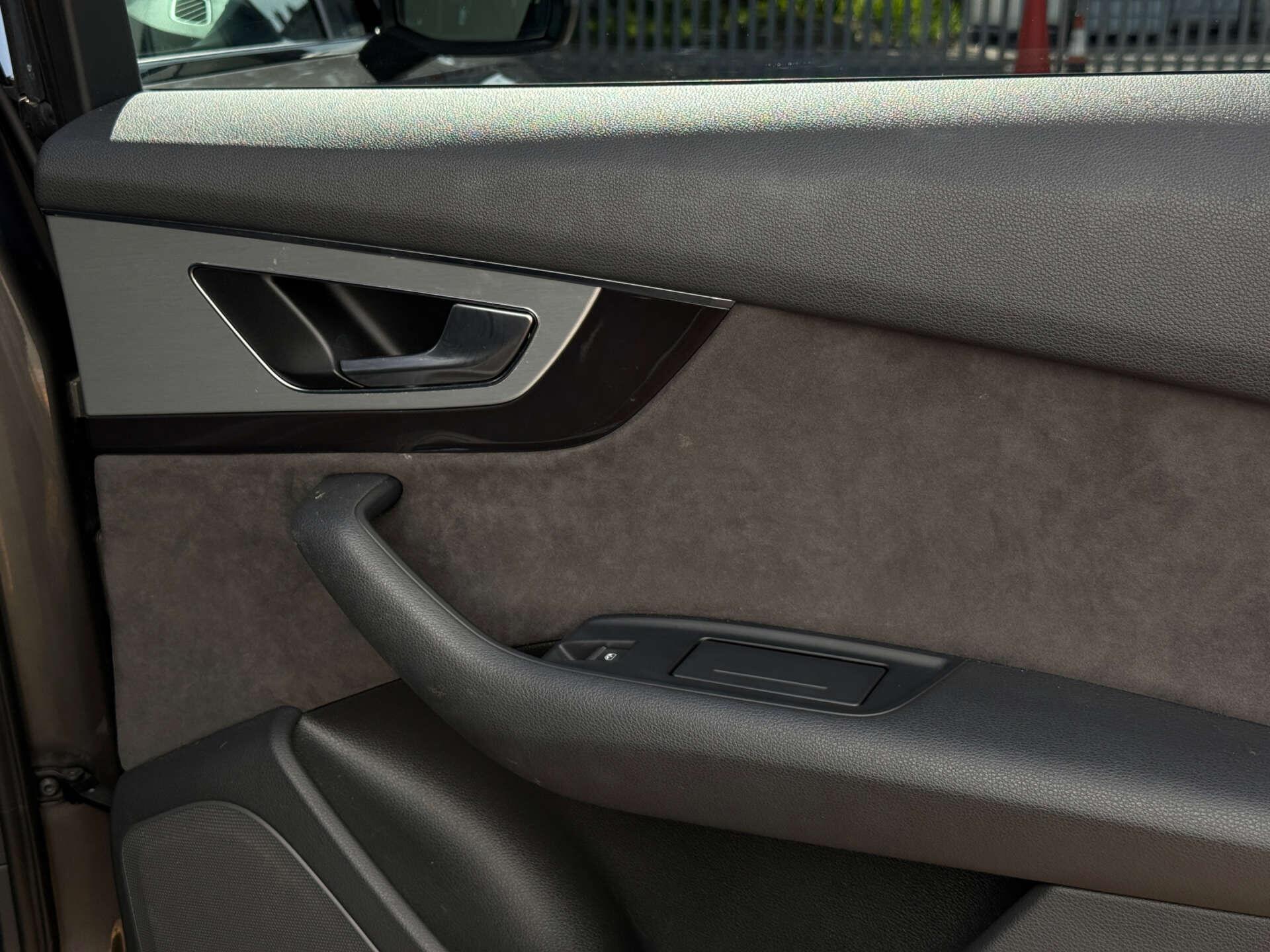 Audi SQ7 view 25