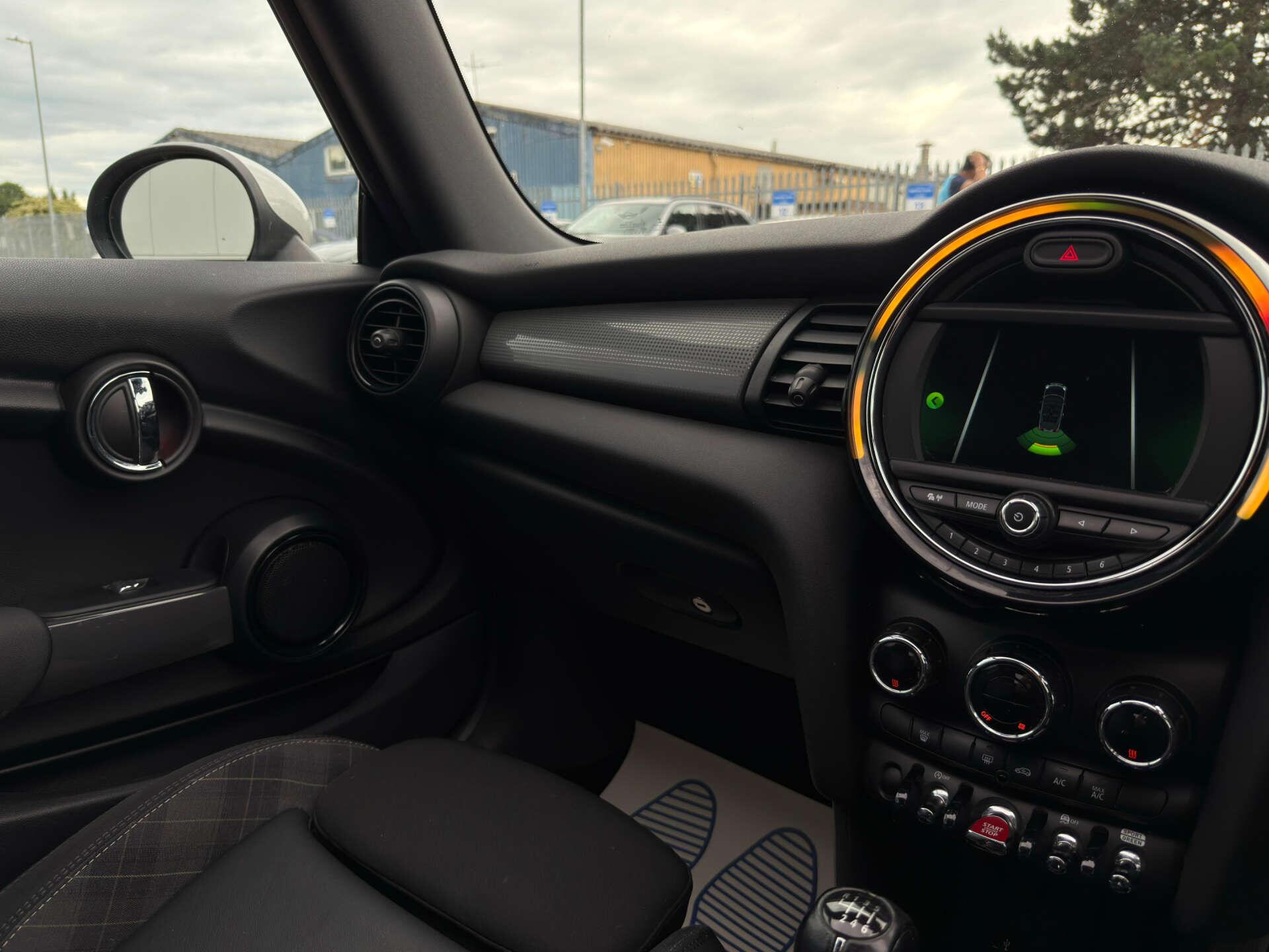 Mini Convertible view 47