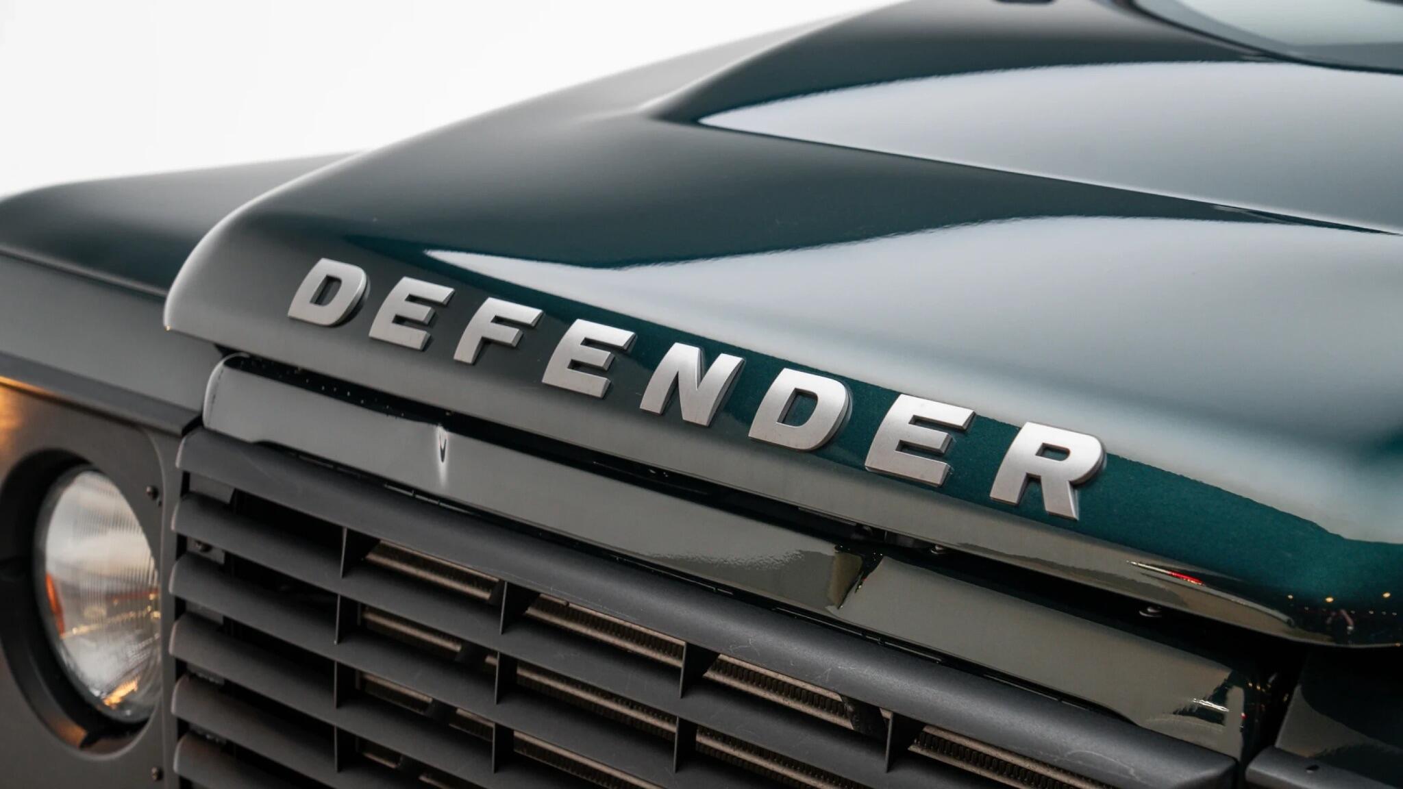 Land Rover Defender 90 view 32