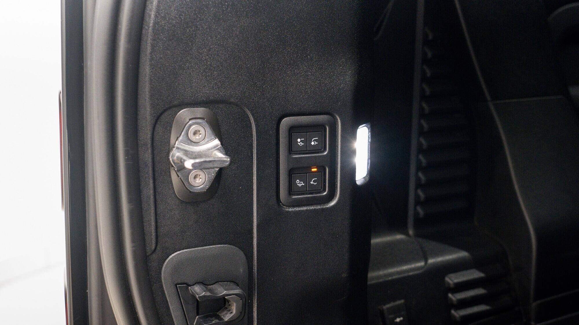 Land Rover Defender view 8