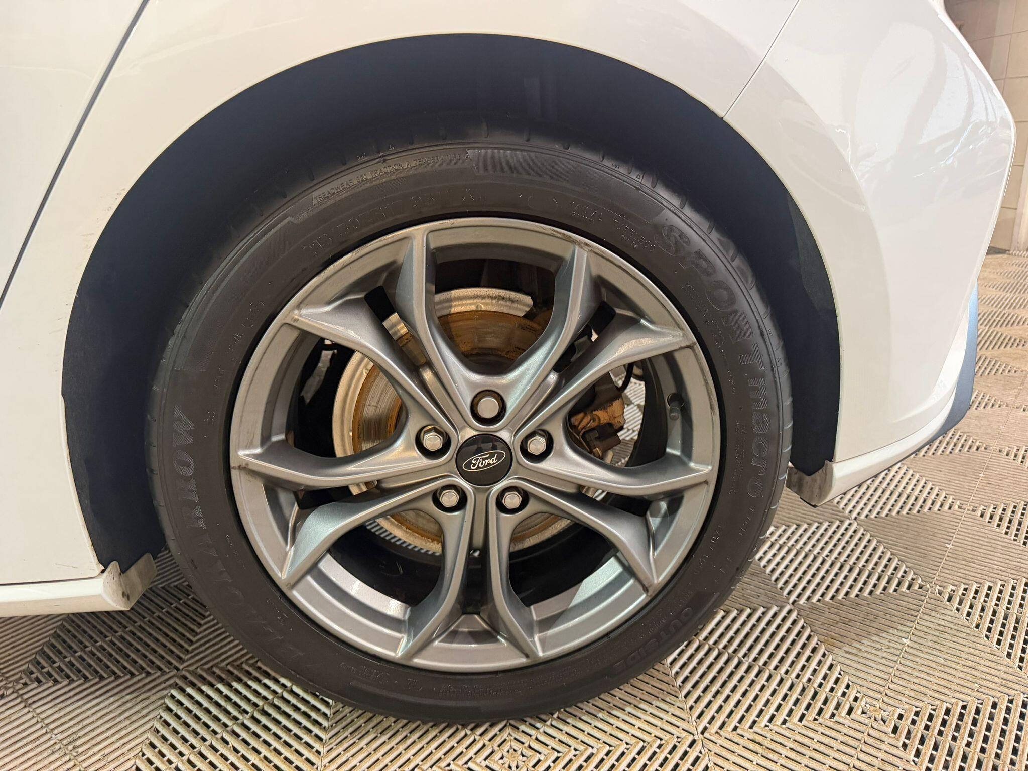 Ford Focus view 15