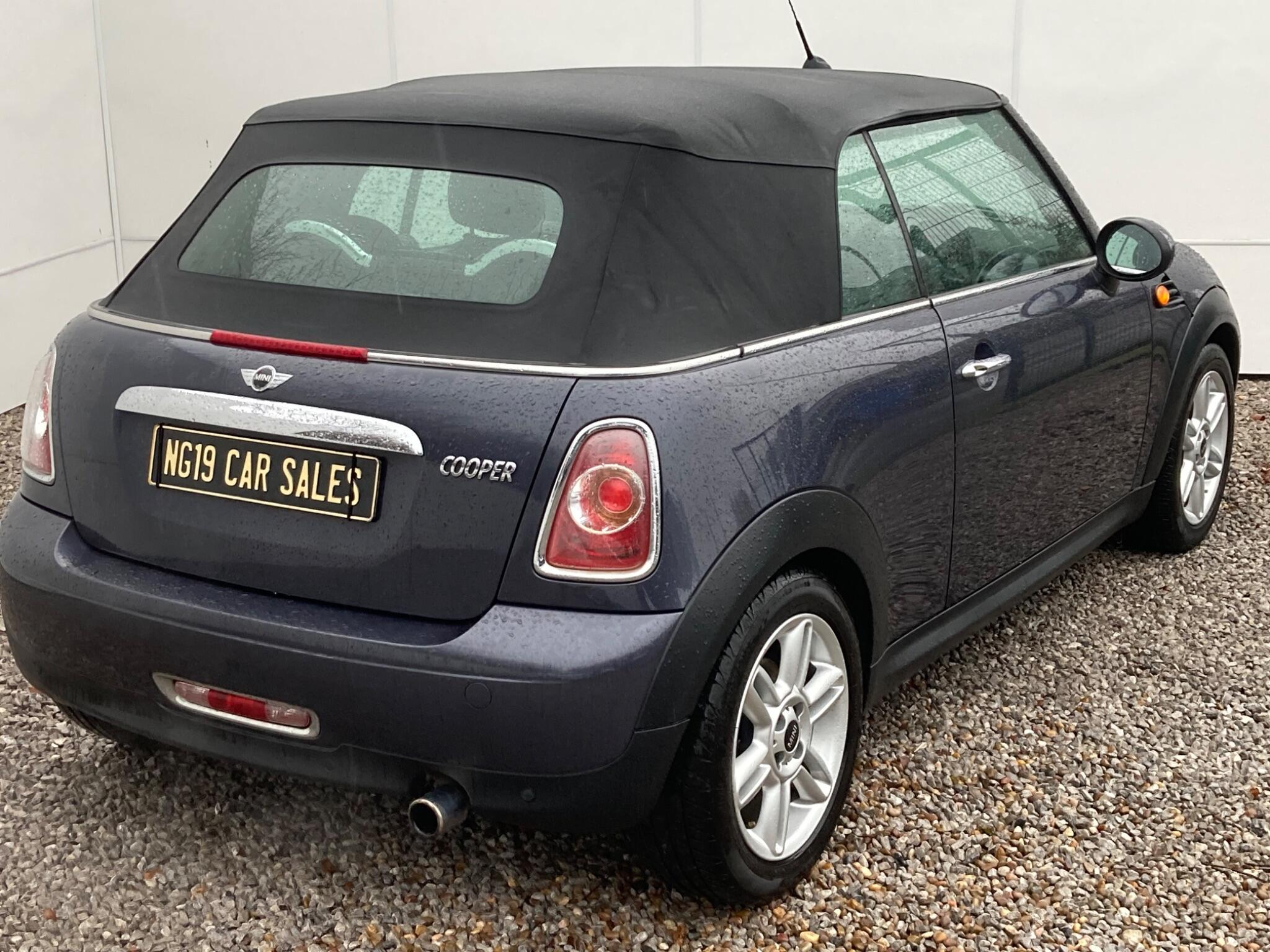 2013 MINI Convertible image 20