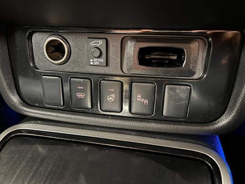 Mitsubishi Outlander view 14