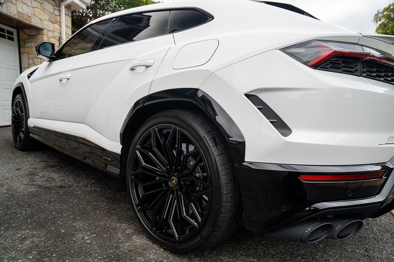 Lamborghini Urus view 11