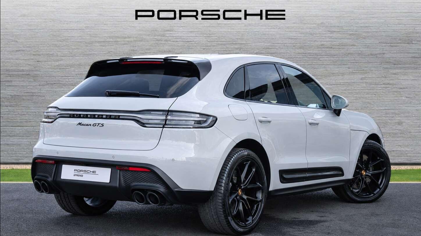 Porsche Macan view 3
