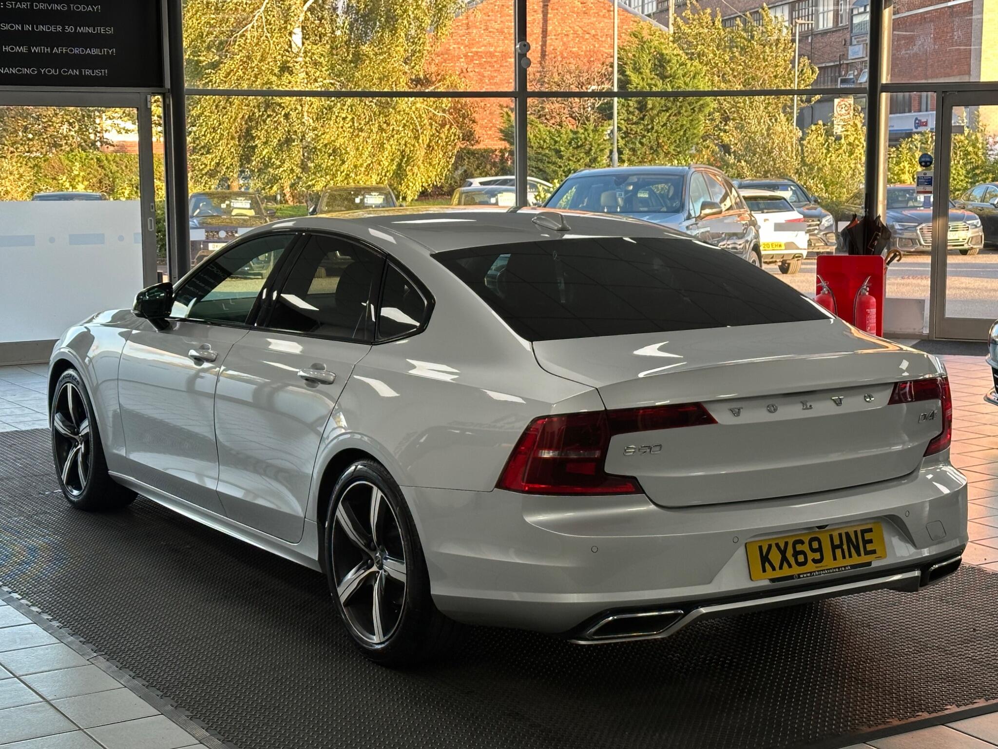Volvo S90 view 9