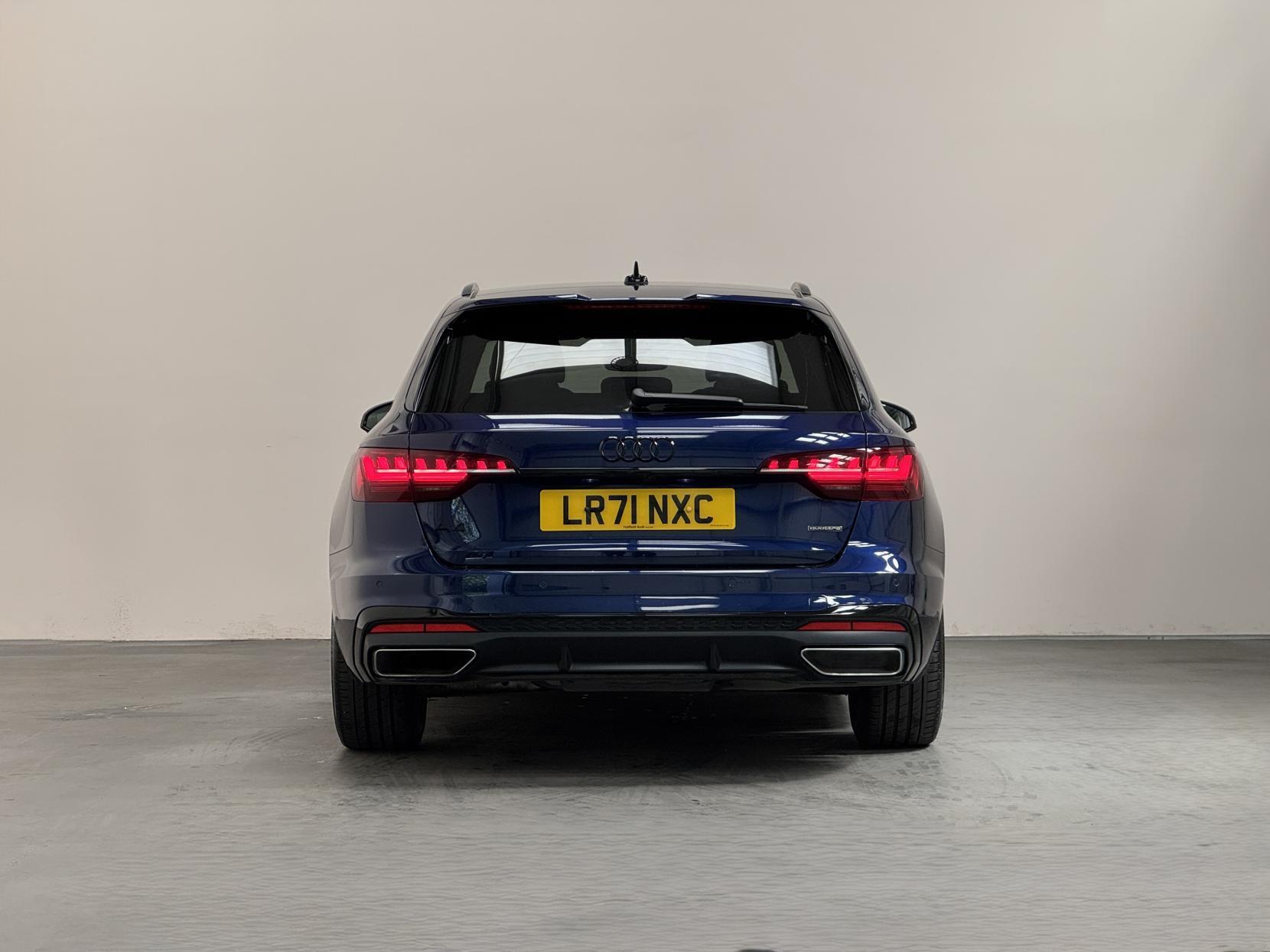 Audi A4 Avant view 9