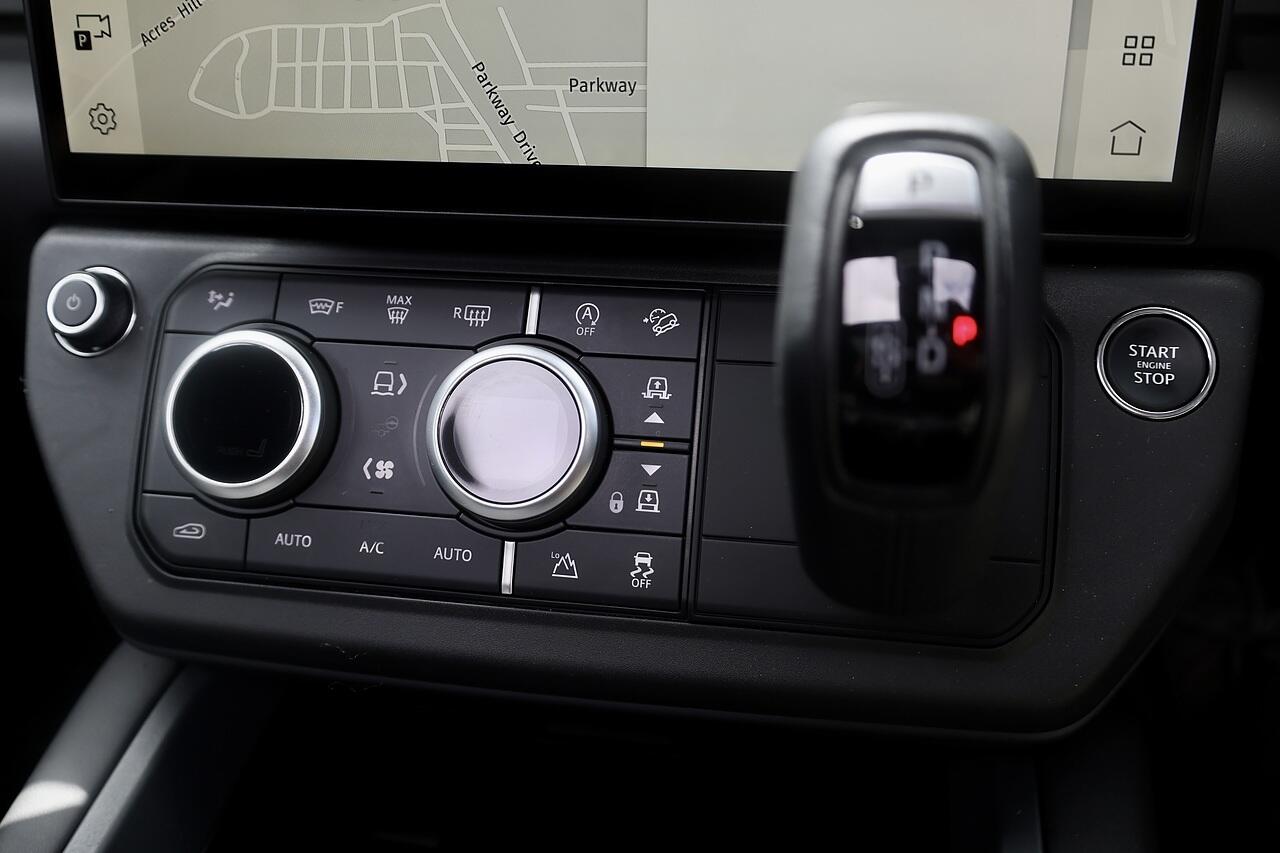 Land Rover Defender 110 view 17