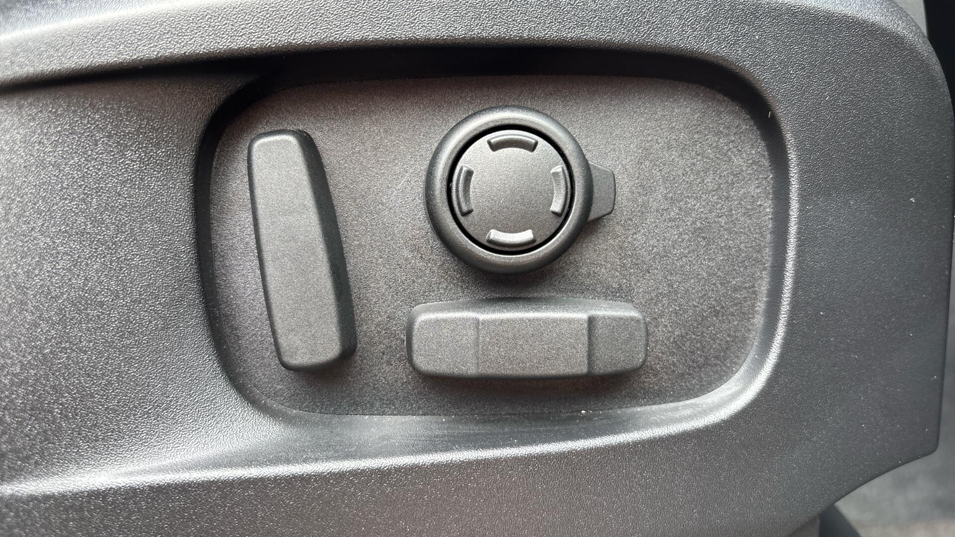 Land Rover Defender view 44