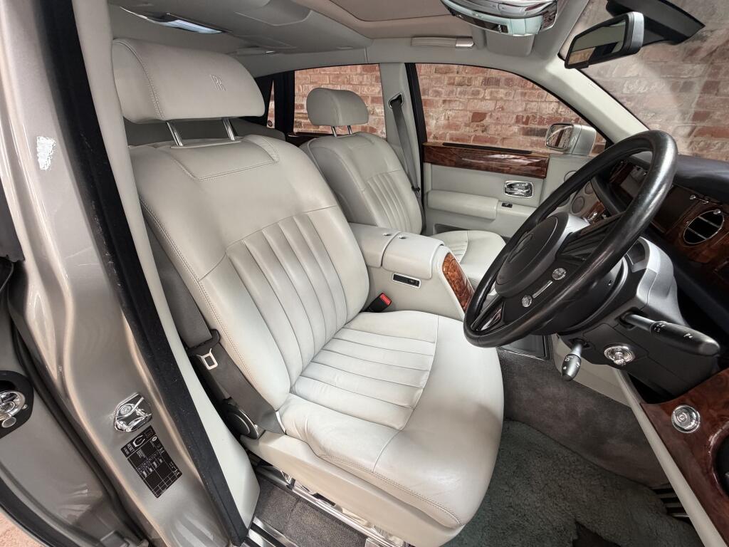 Rolls-Royce Phantom view 38