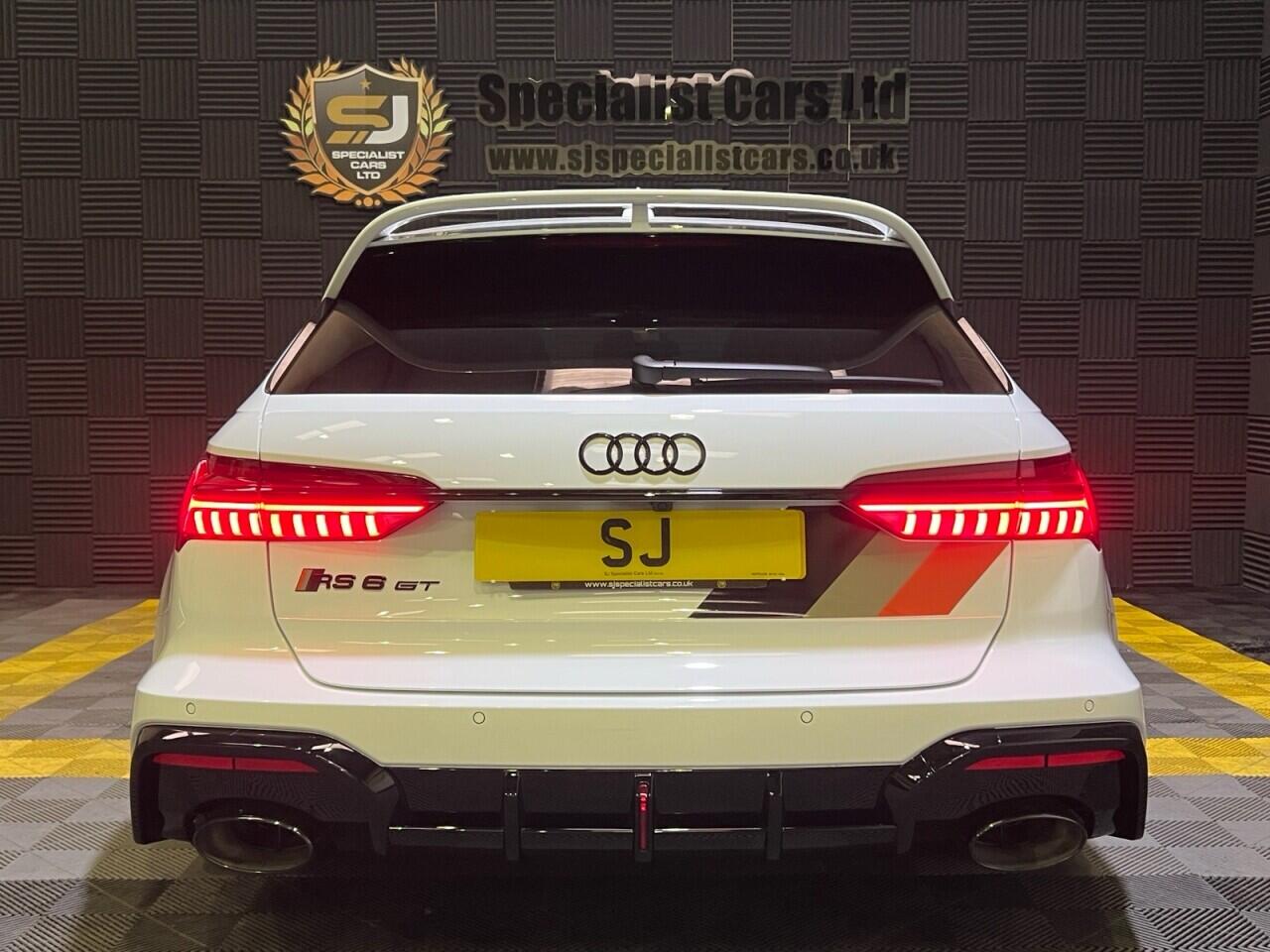 Audi RS6 Avant view 3