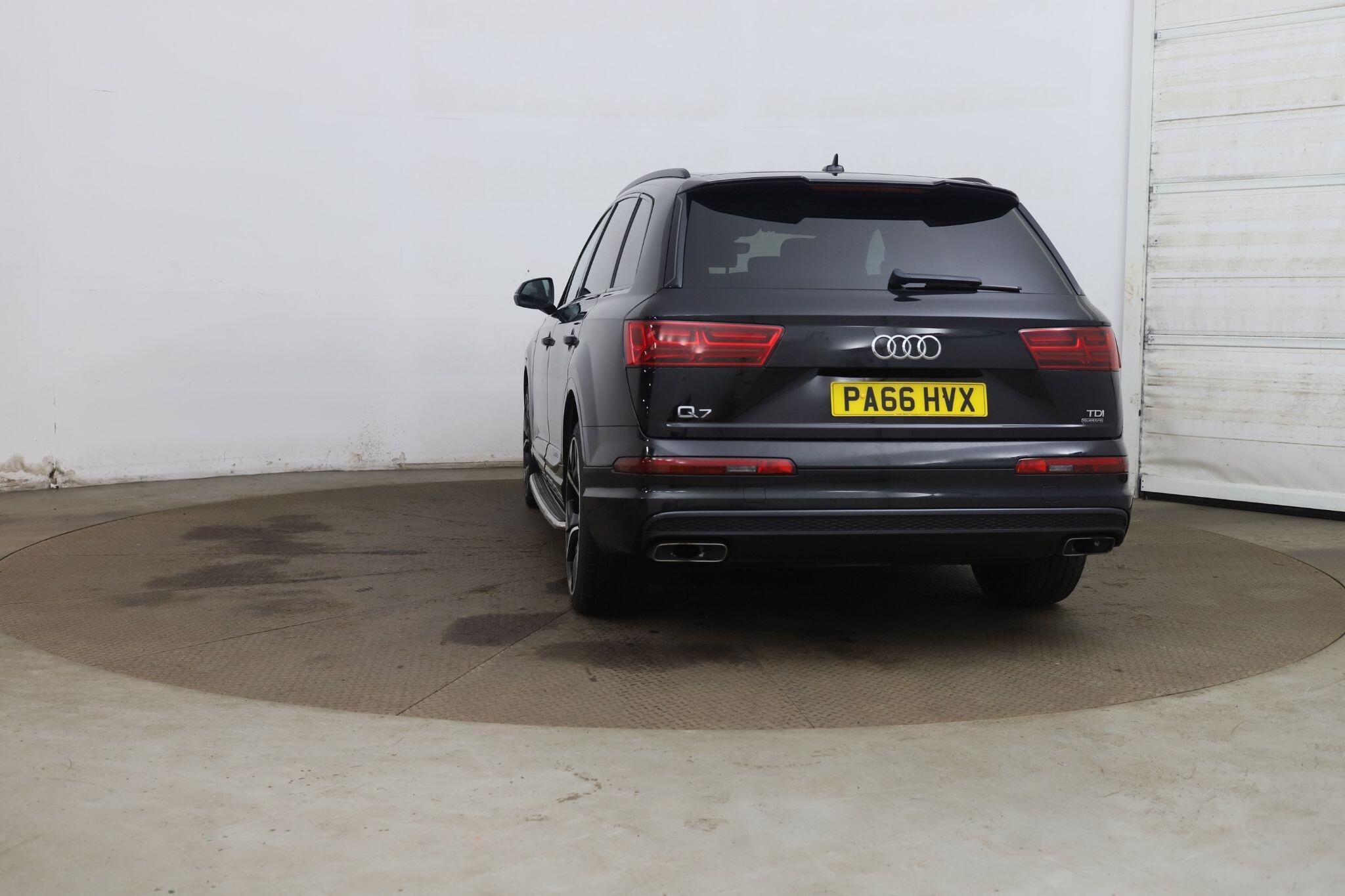 Audi Q7 view 6
