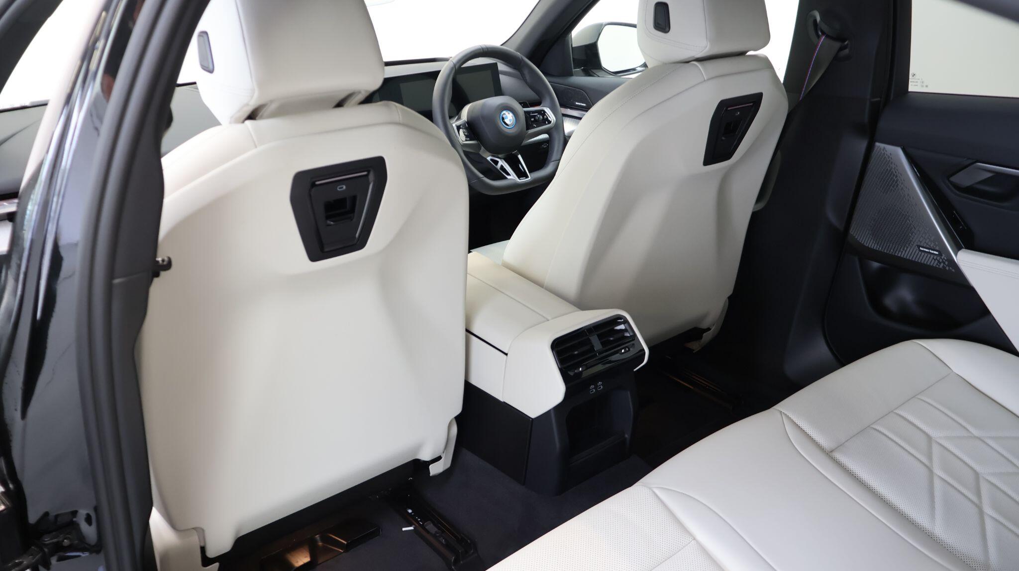BMW 5 Series view 28