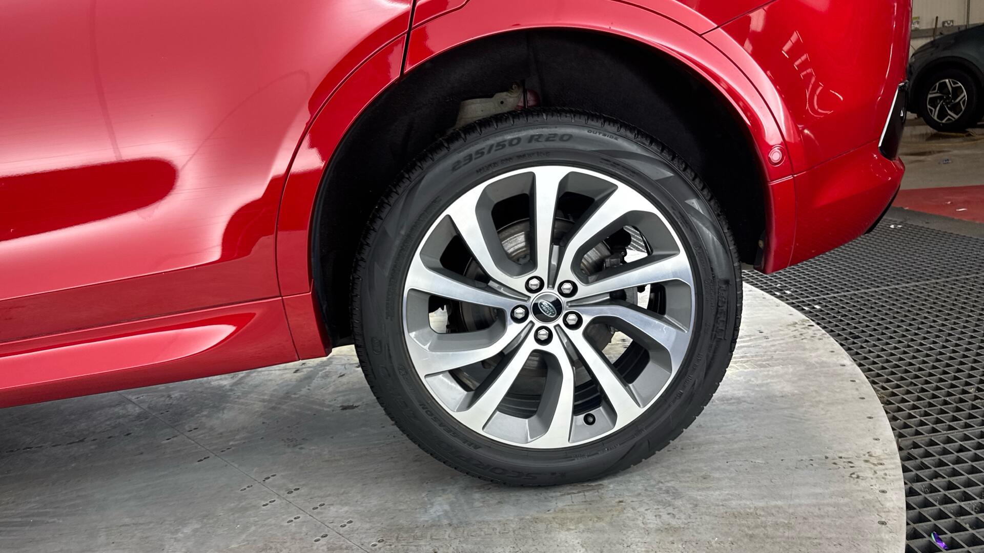 Land Rover Discovery Sport view 29
