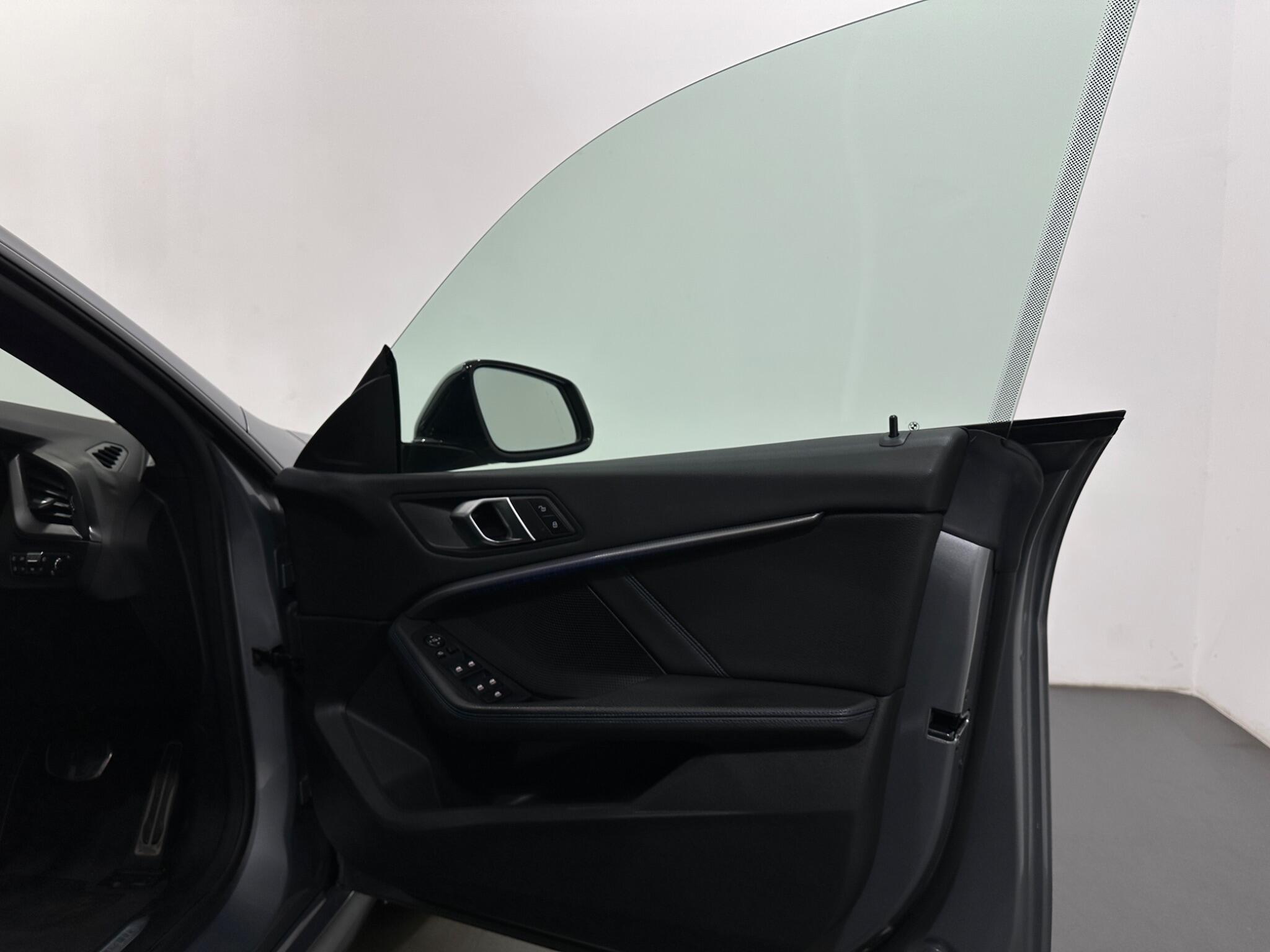 BMW 2 Series view 33