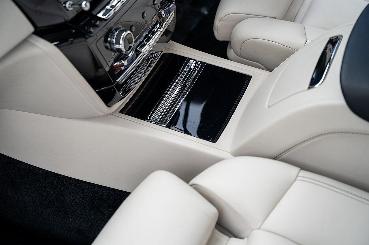 Rolls-Royce Phantom view 64