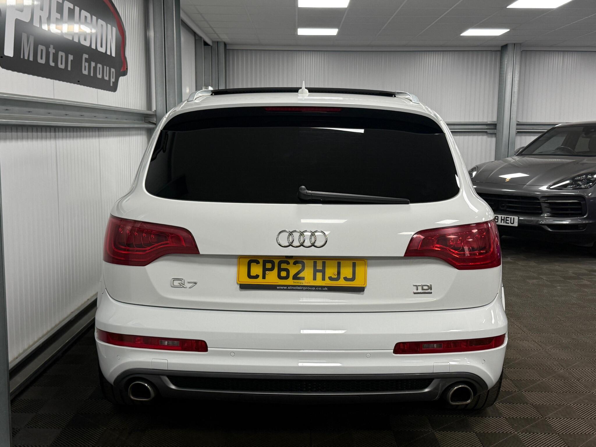 Audi Q7 view 11